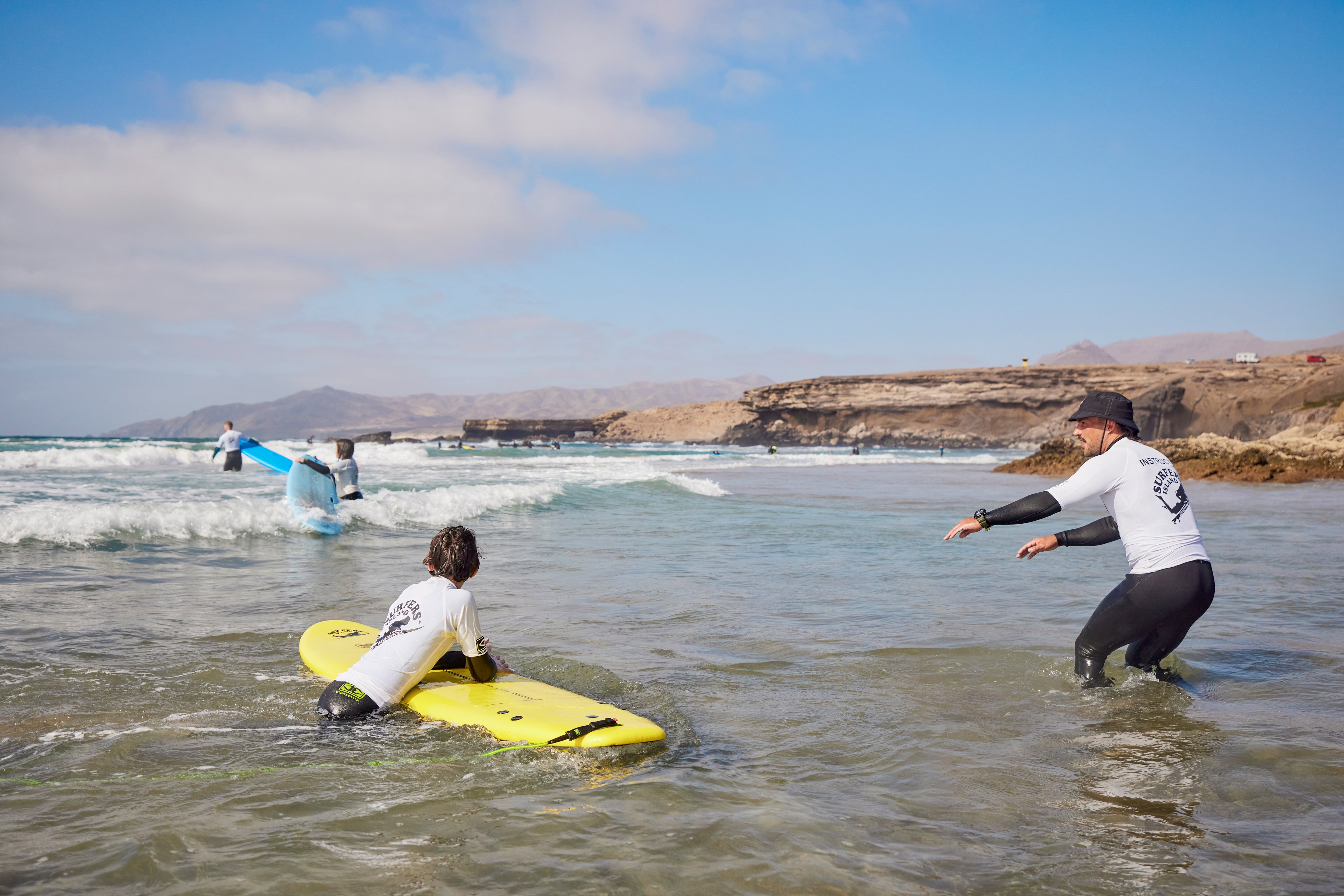 Familien beim Wassersport am Aldiana Premium Cluburlaubstrand, Wellen und Himmel sichtbar