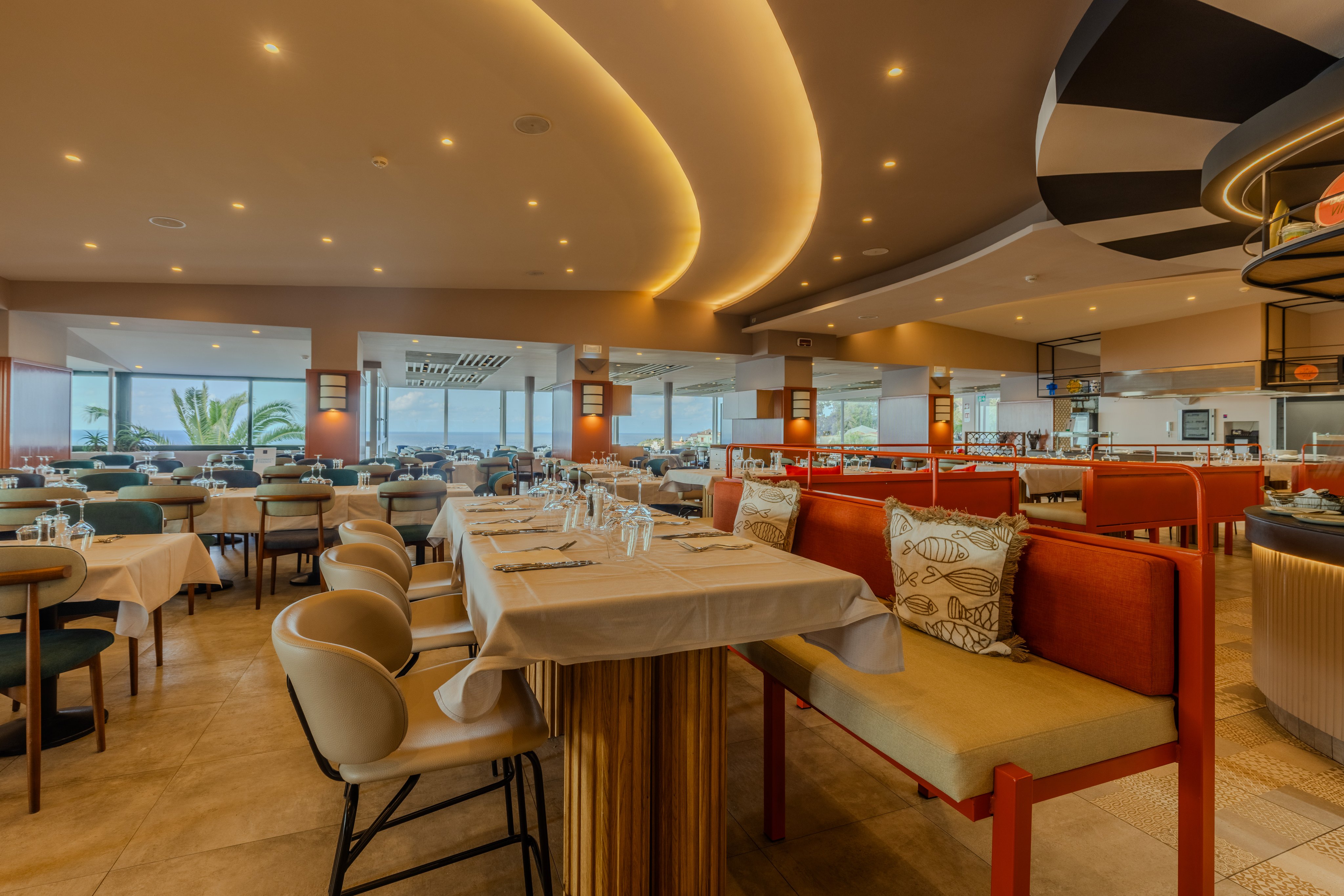 Elegantes Restaurant im Aldiana Club mit moderner Einrichtung und Blick auf das Meer