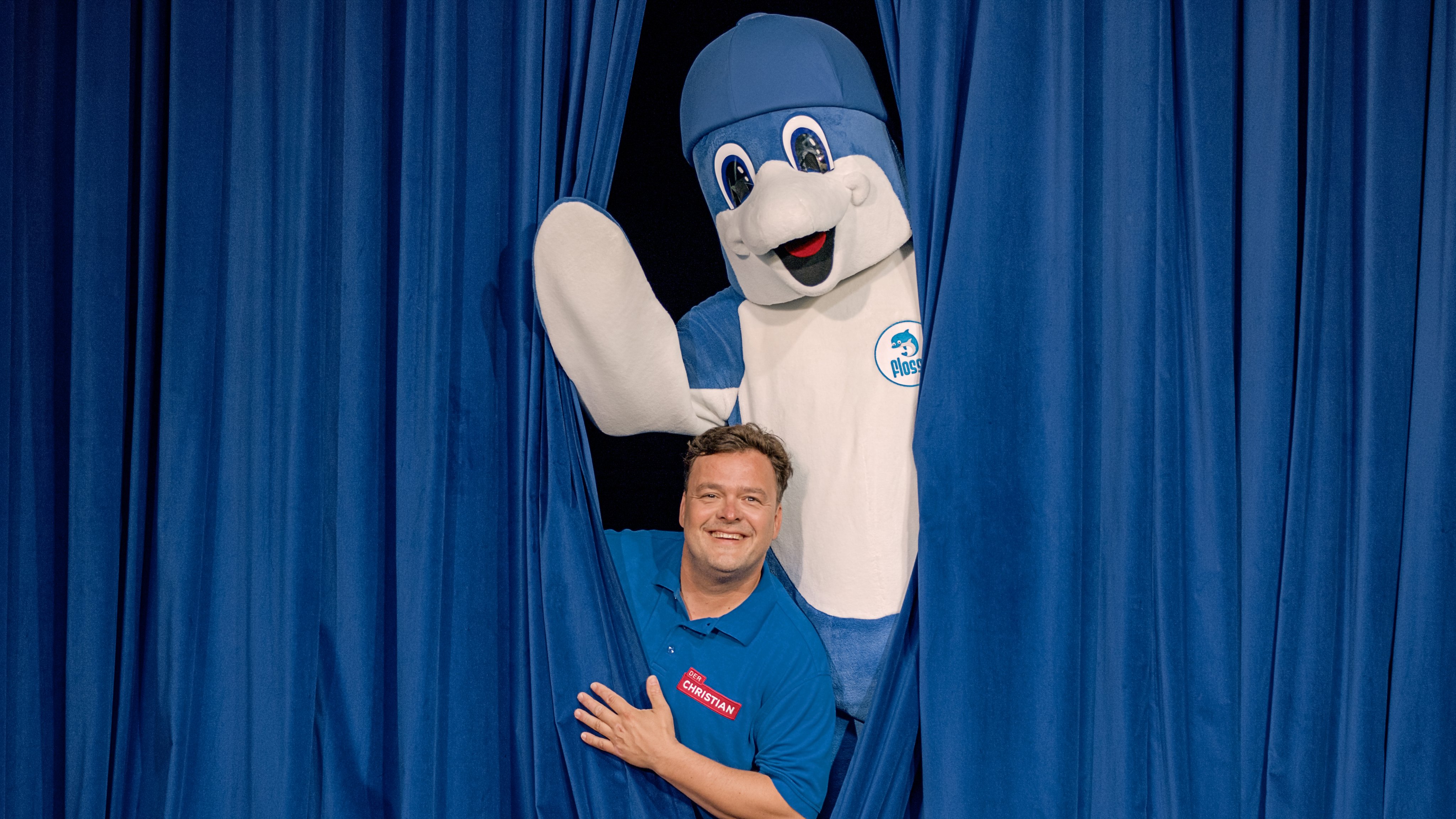 Attraktives Maskottchen begrüßt Kinder bei Aldiana im Cluburlaub an der Bühnenkulisse