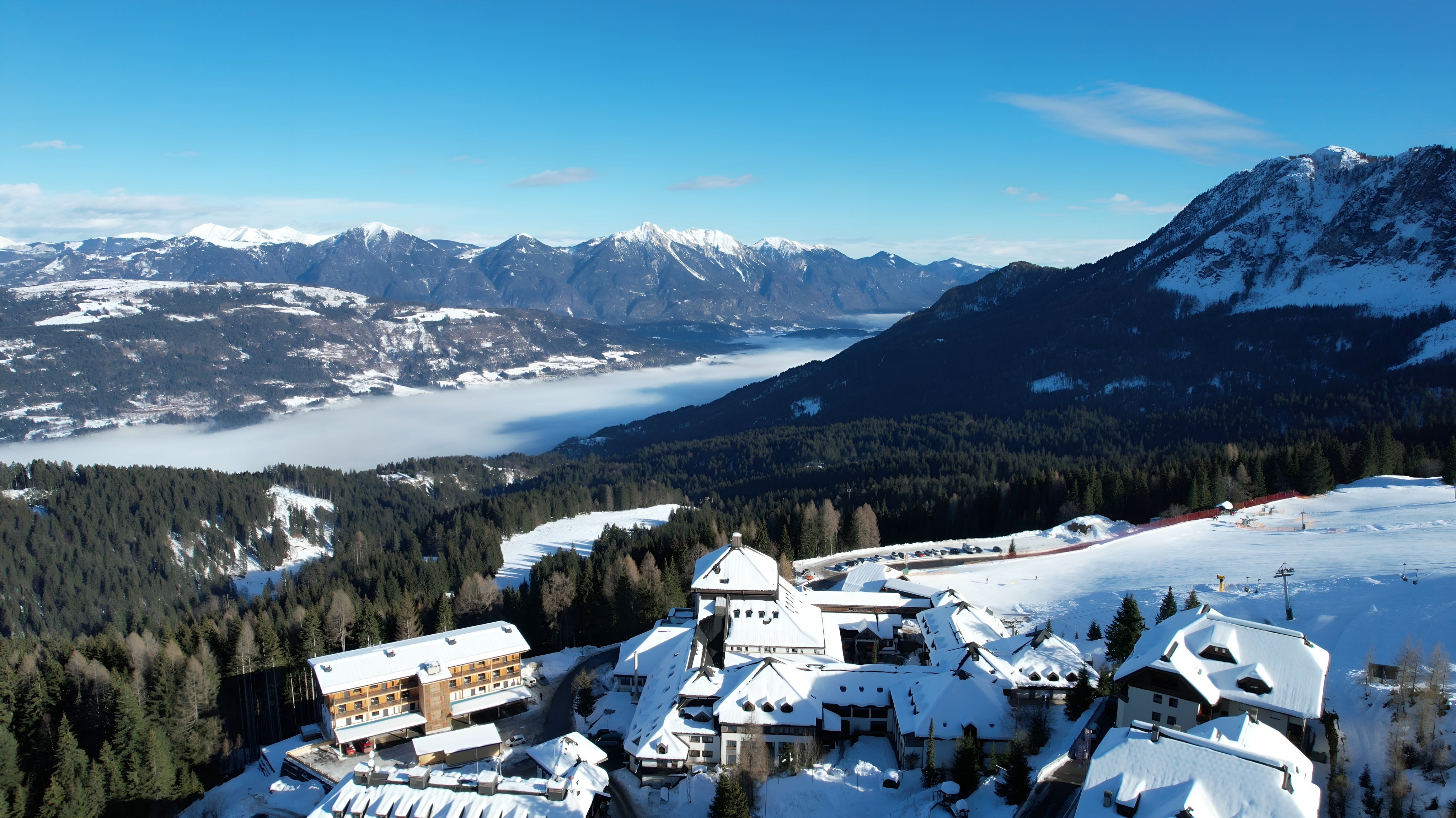 Ein eleganter Aldiana Premium Cluburlaub in einer verschneiten Berglandschaft mit Blick auf den See