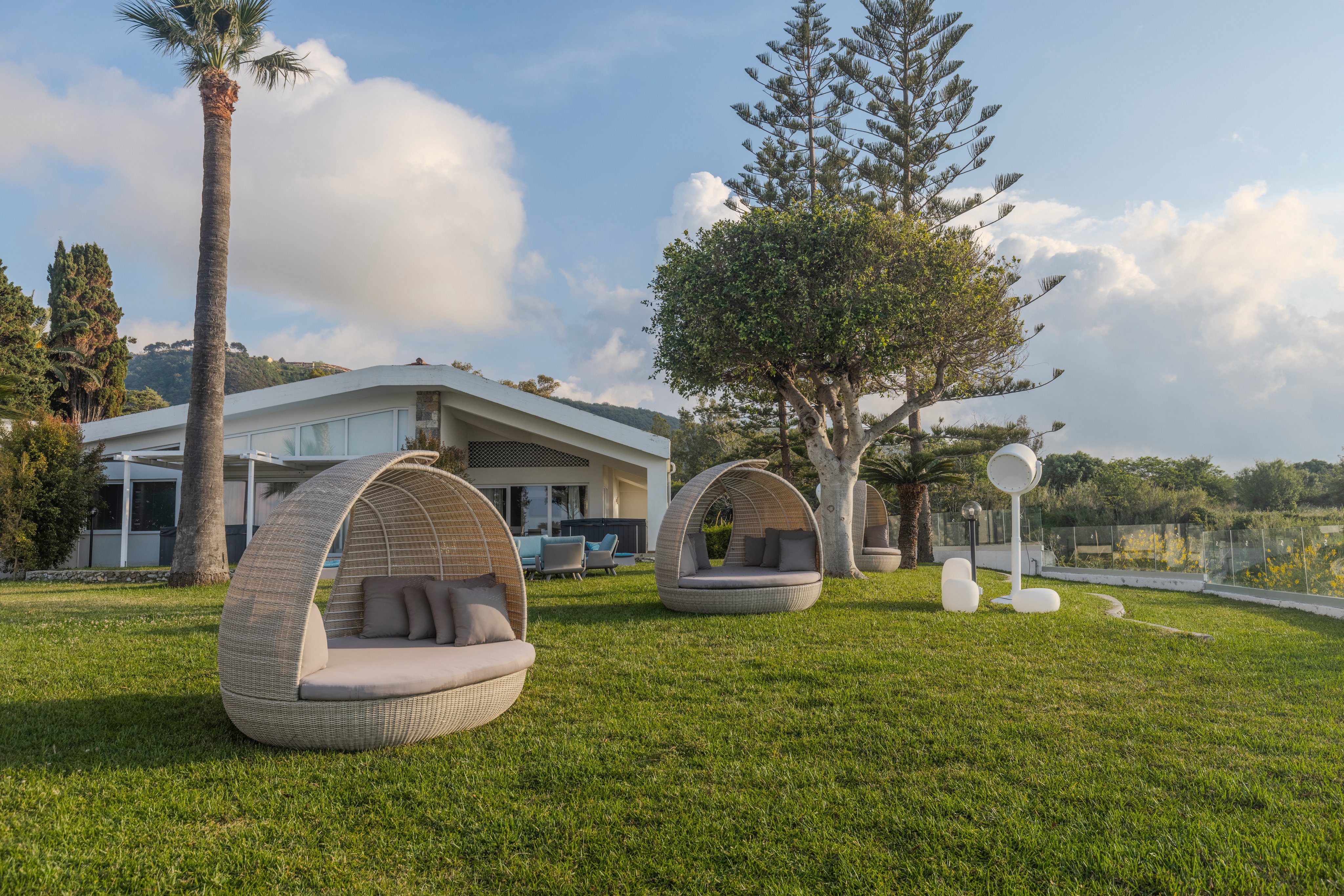 Sitzgelegenheiten im Garten eines Premium Cluburlaubs bei Aldiana in schöner Natur