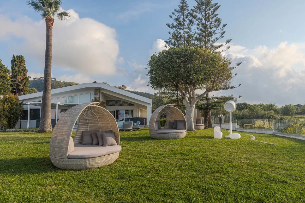 Sitzgelegenheiten im Garten eines Premium Cluburlaubs bei Aldiana in schöner Natur