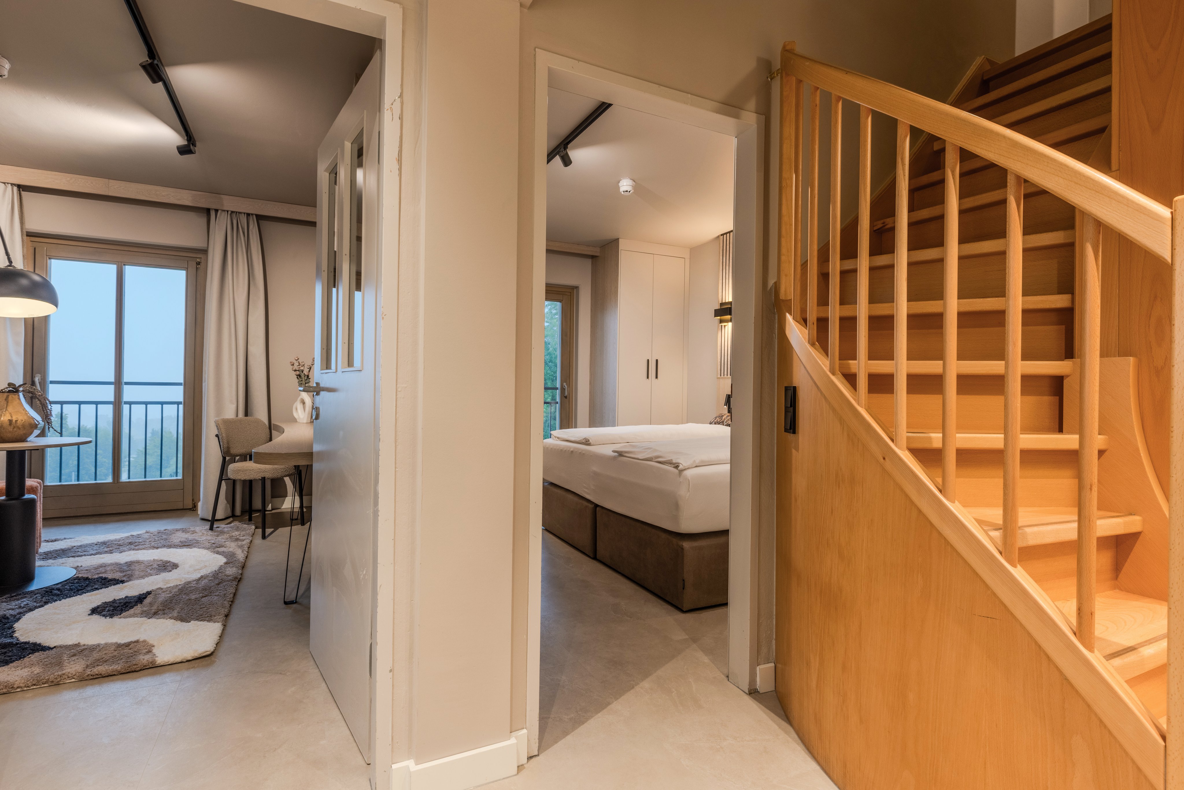 Bild eines modernen Hotelzimmers bei Aldiana mit Doppelbett und Blick auf den Balkon