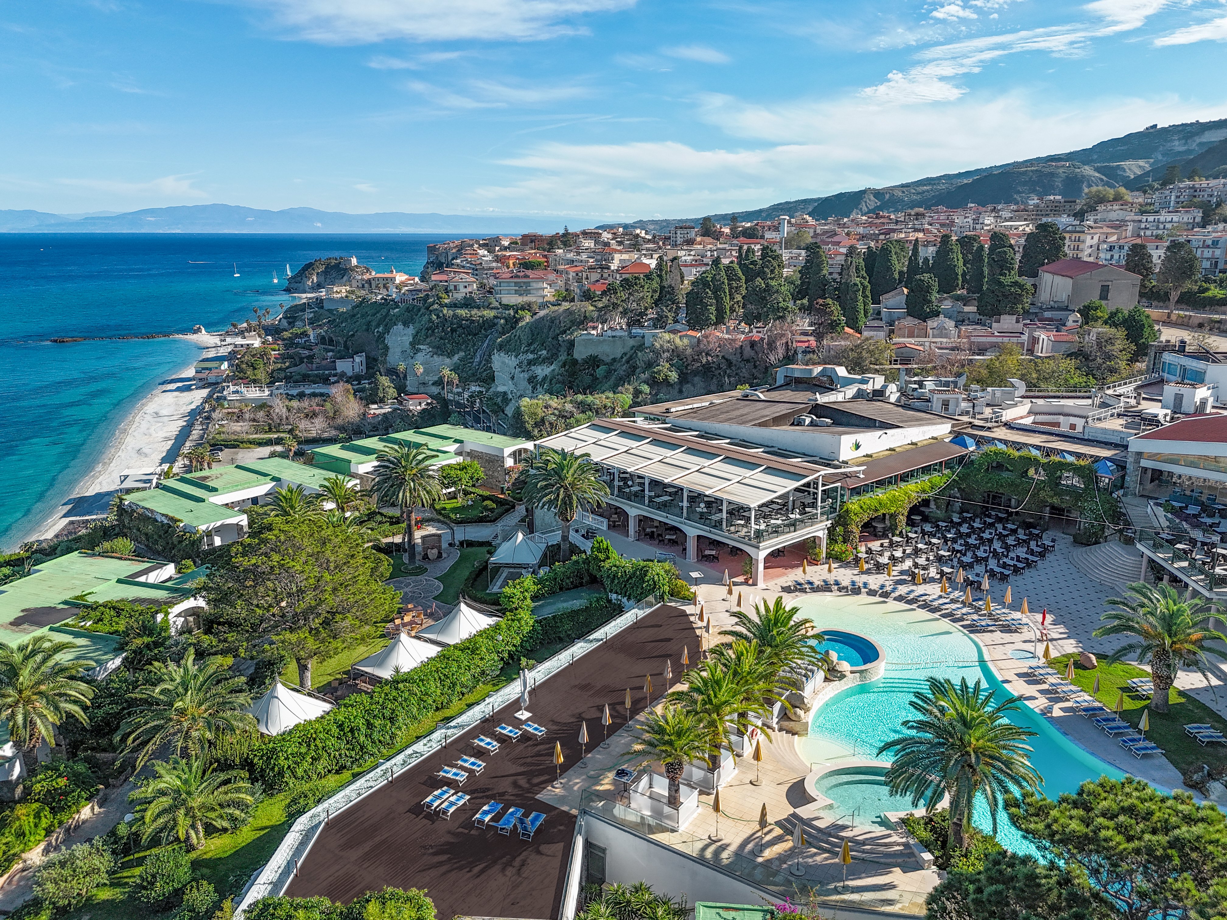 Blick auf einen luxuriösen Aldiana Club an der Küste mit Pool und grünen Gärten in sonniger Lage