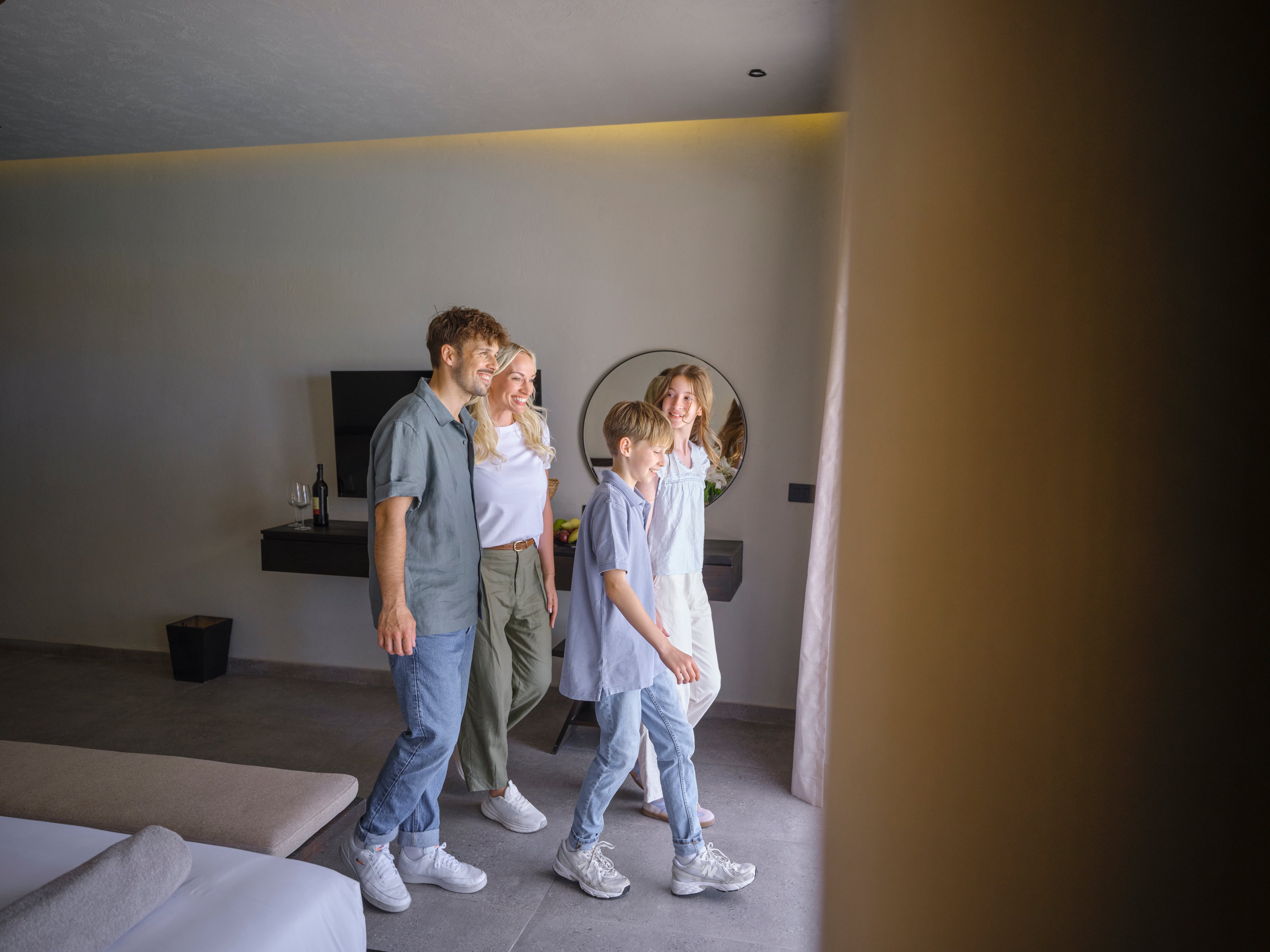 Familie im modernen Hotelzimmer bei Aldiana, entspannt und fröhlich, Premium Cluburlaub