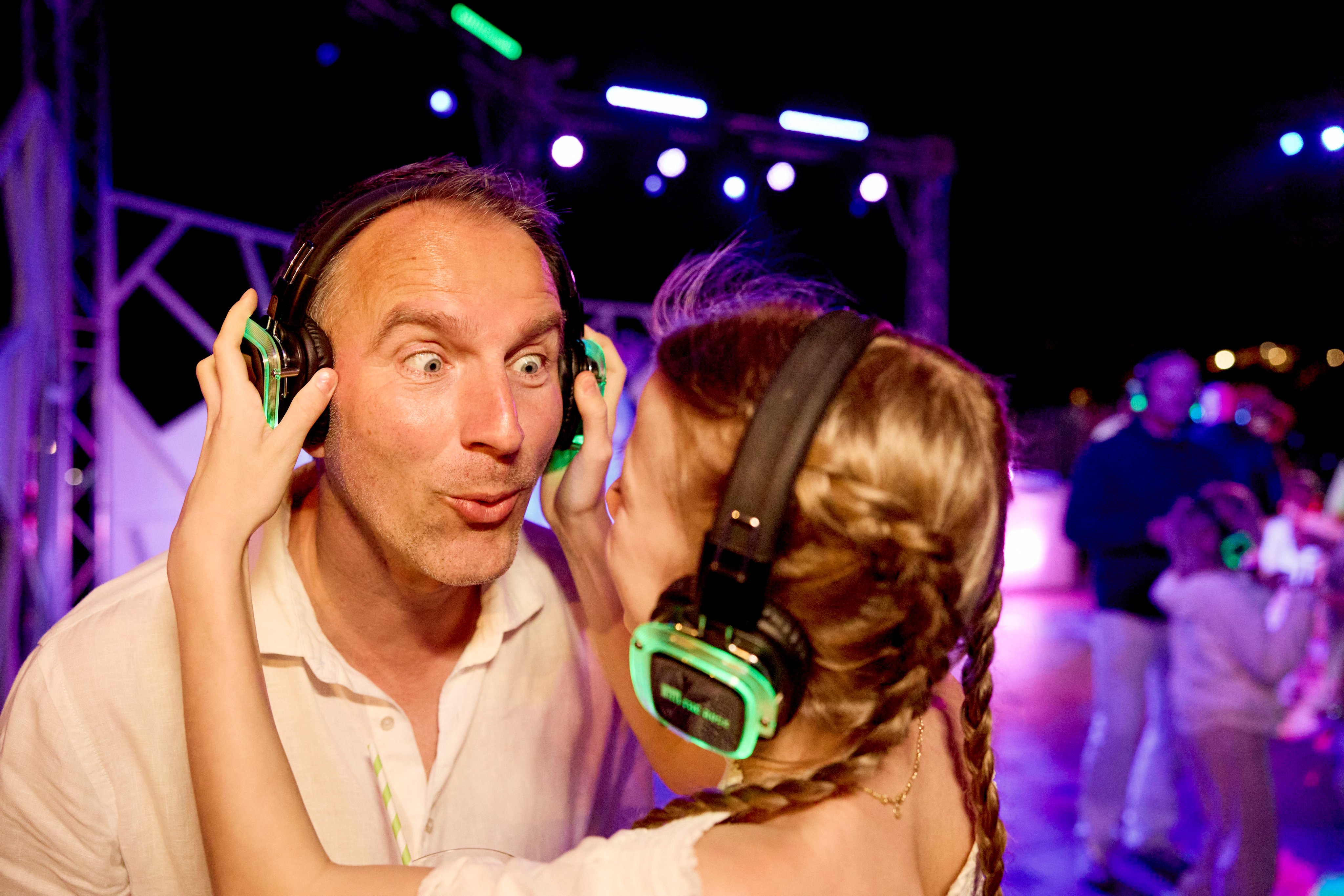 Zwei Menschen mit Kopfhörern beim Tanz auf einem Aldiana Premium Cluburlaub Event