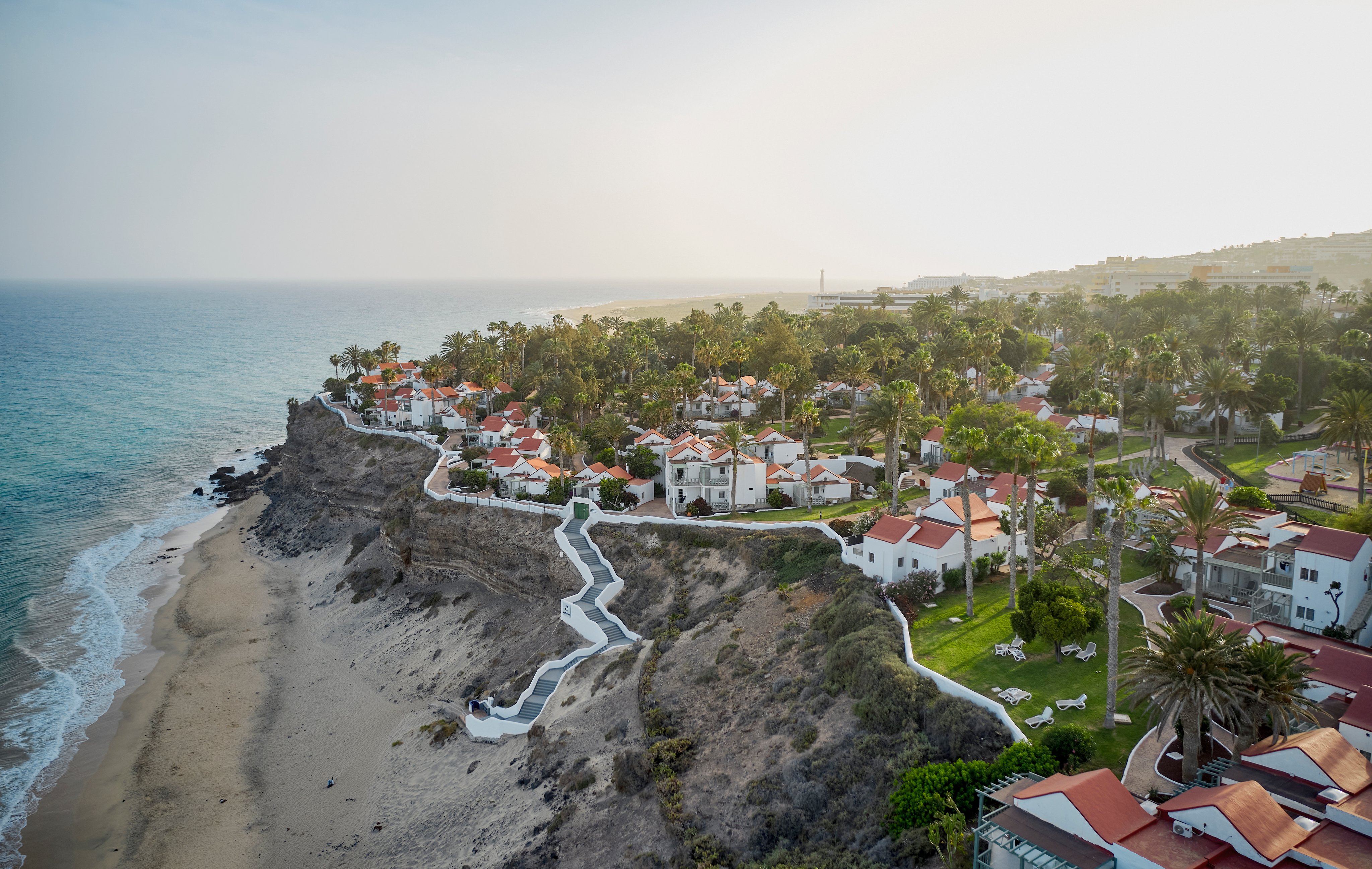 Luftaufnahme eines luxuriösen Aldiana Cluburlaubs an der sonnigen Küste mit weißen Gebäuden
