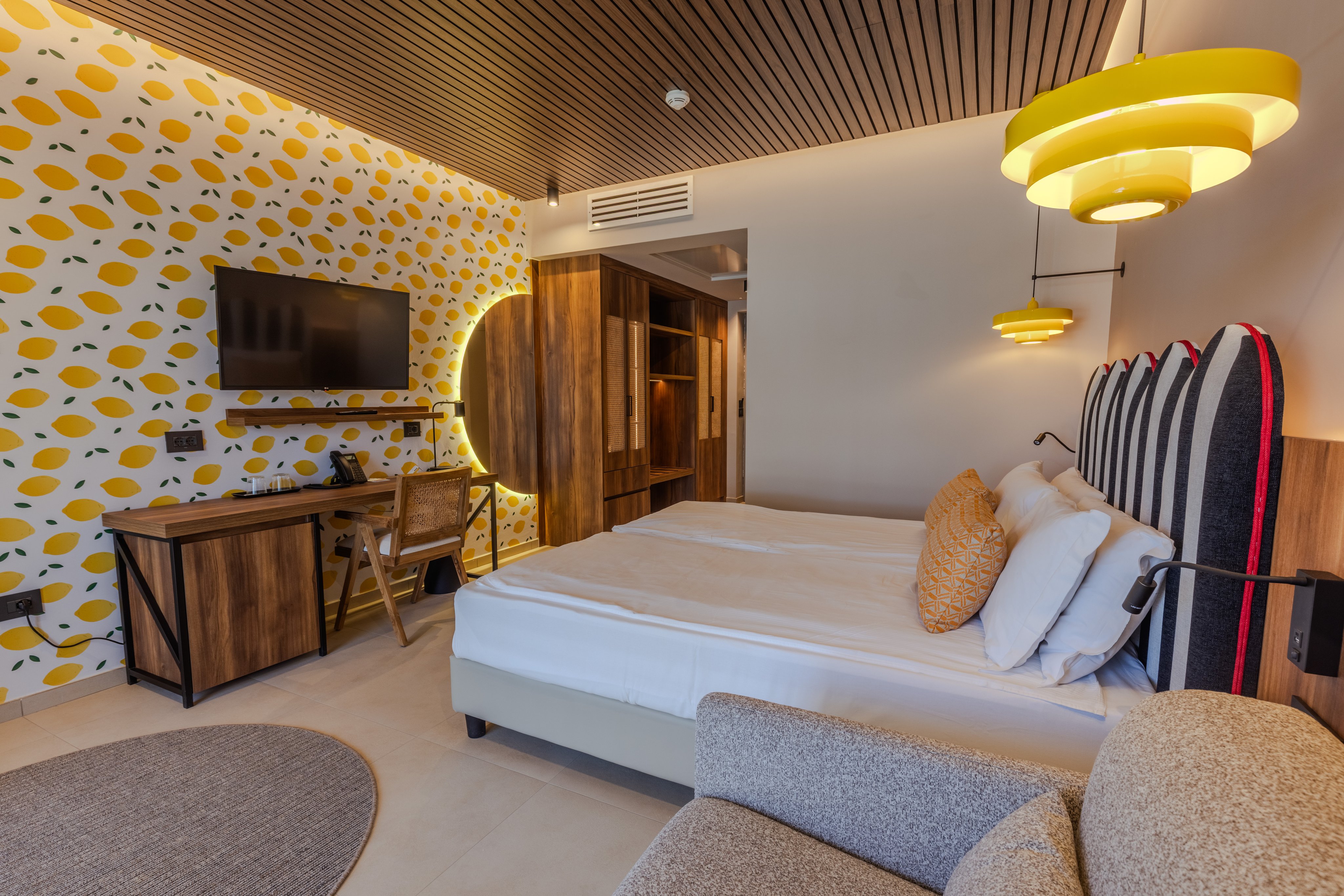Ein modernes Hotelzimmer mit Doppelbett, TV und schicken Lampen, ideal für Premium Cluburlaub