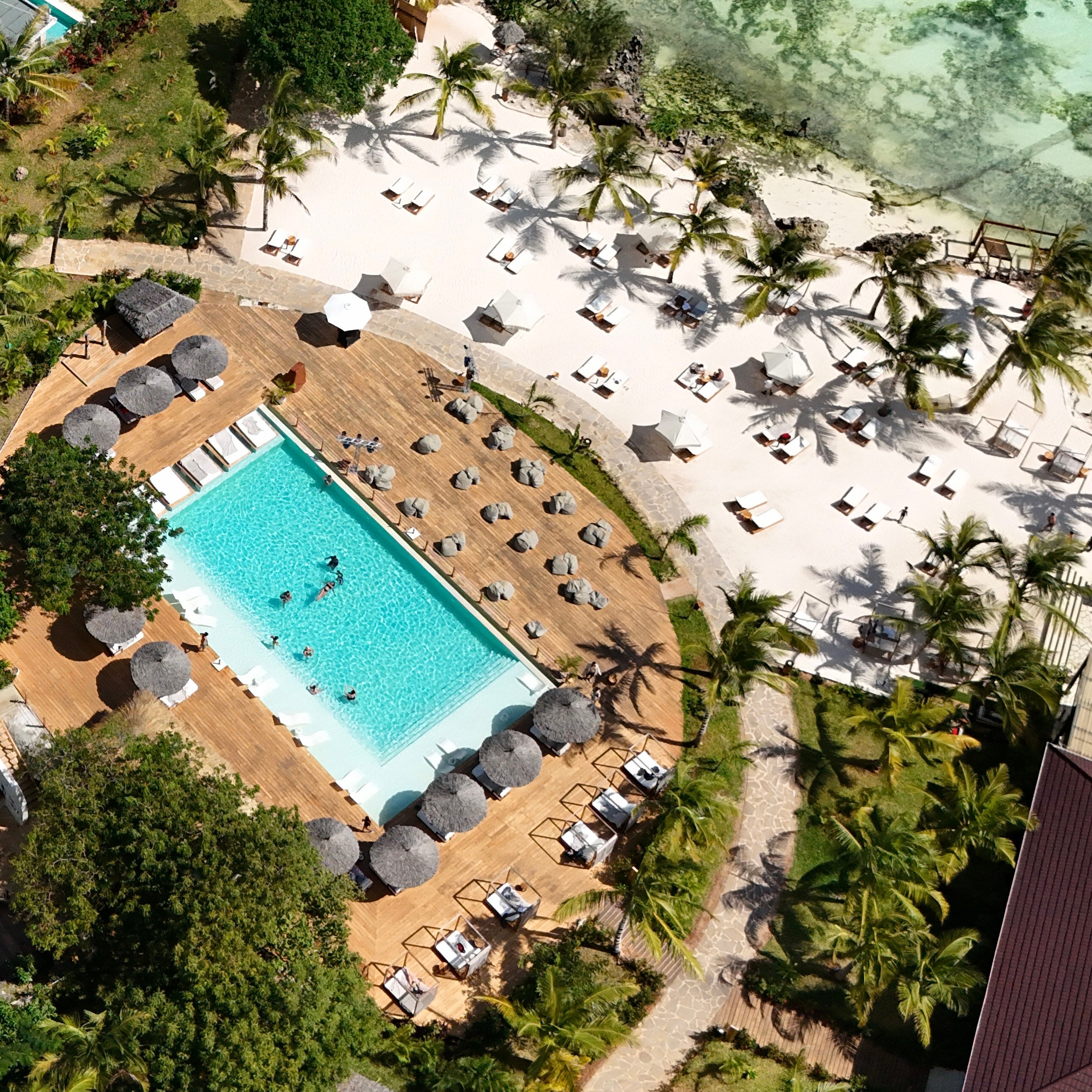 Blick auf den Poolbereich mit Liegen und Sonnenschirmen bei Aldiana, Premium Cluburlaub