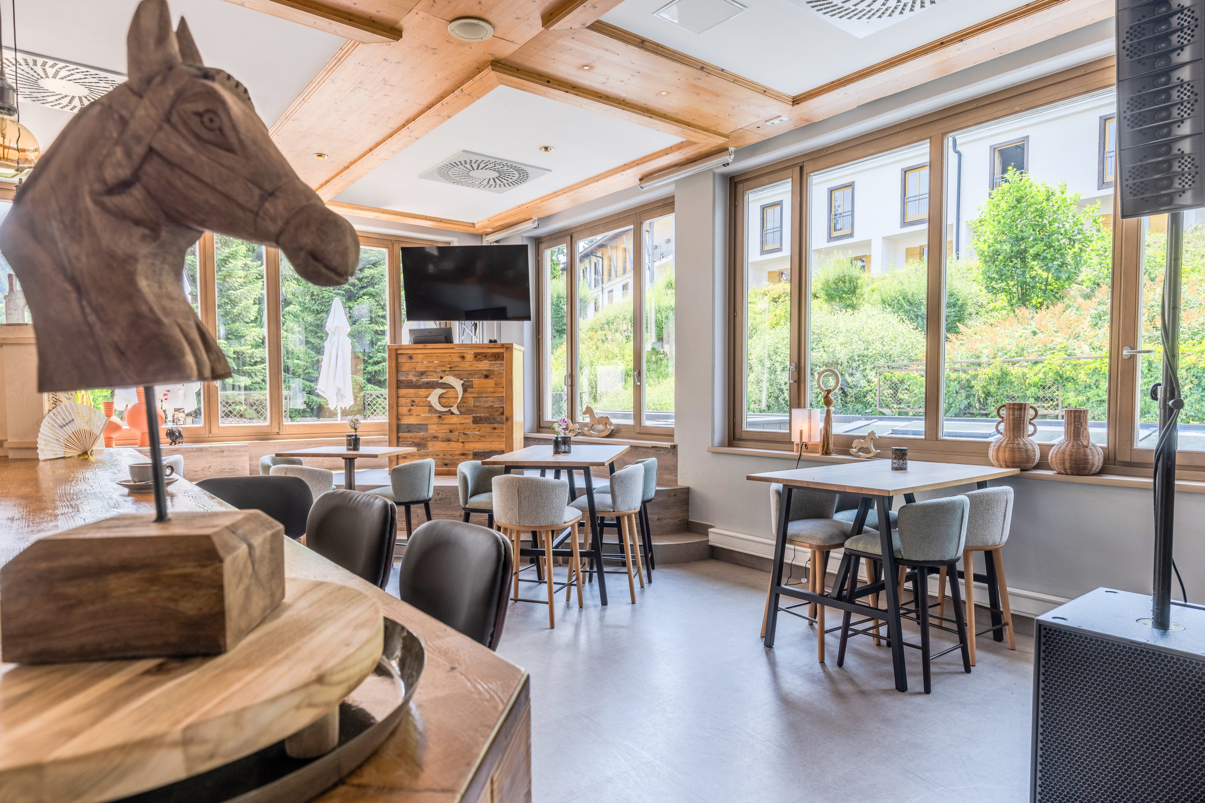 Innenaufnahme eines stilvollen Clubs bei Aldiana mit Blick ins Grüne, modern eingerichtet