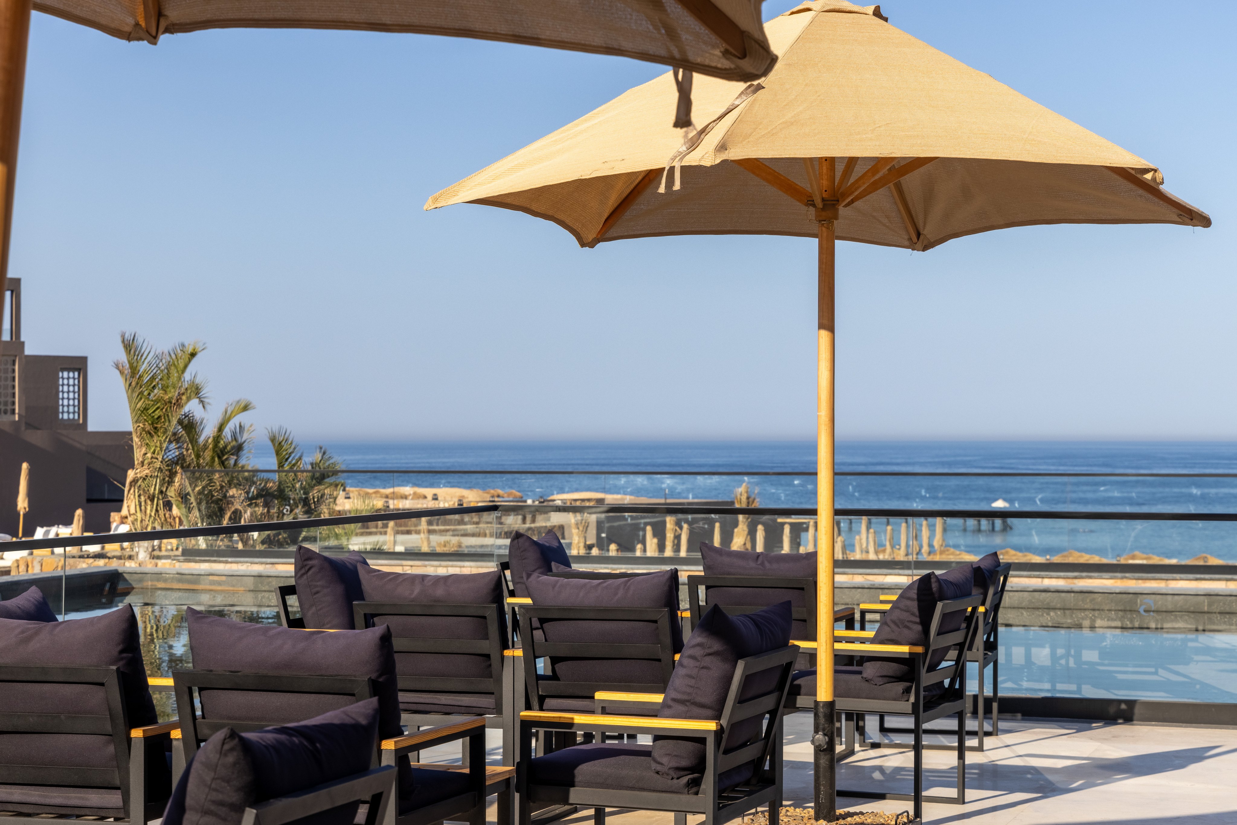 Entspannter Urlaub am Strand mit Sonnenschirm und komfortablen Strandliegen.