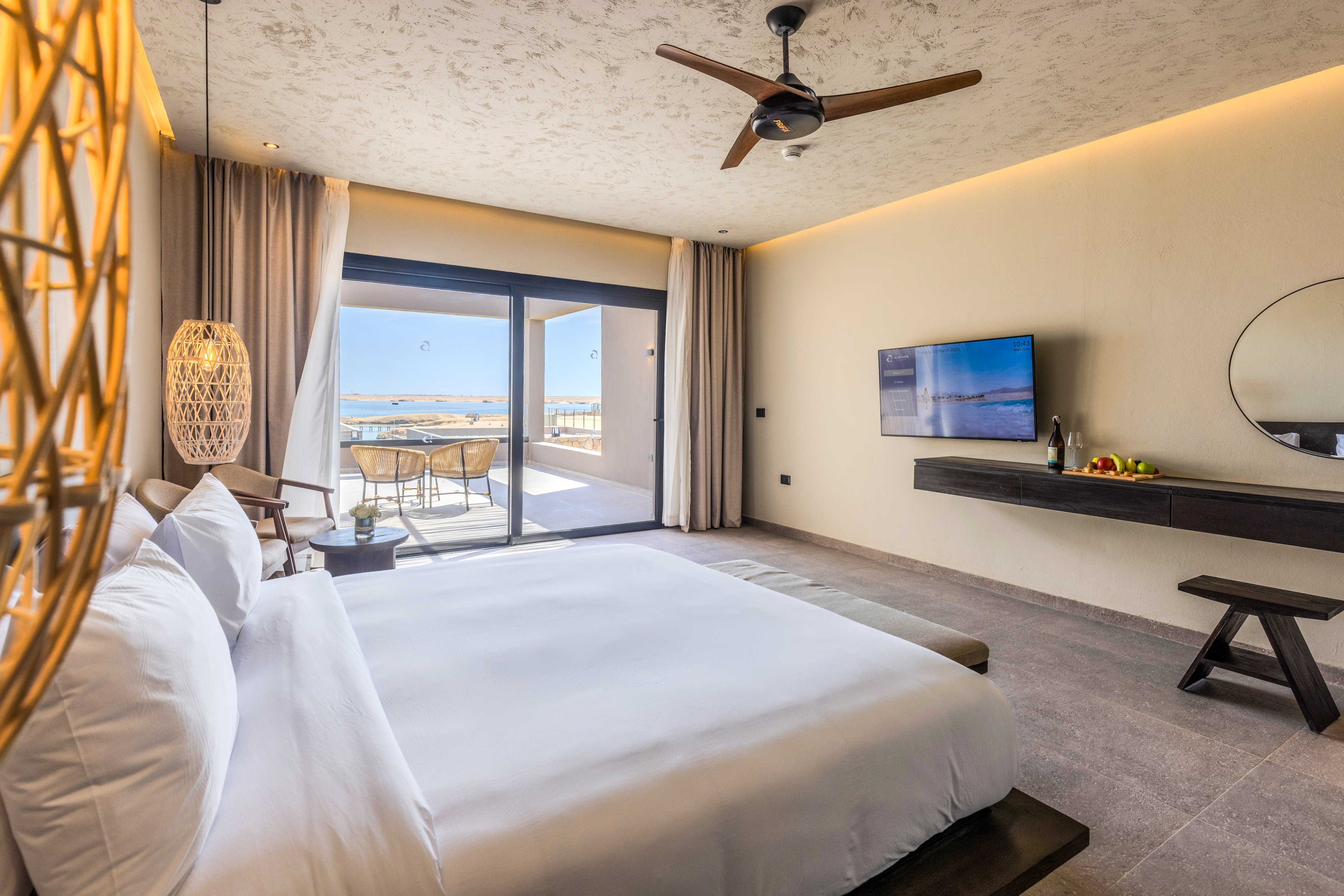 Elegantes Hotelzimmer mit gemütlichem Bett, Fernseher und moderner Einrichtung.