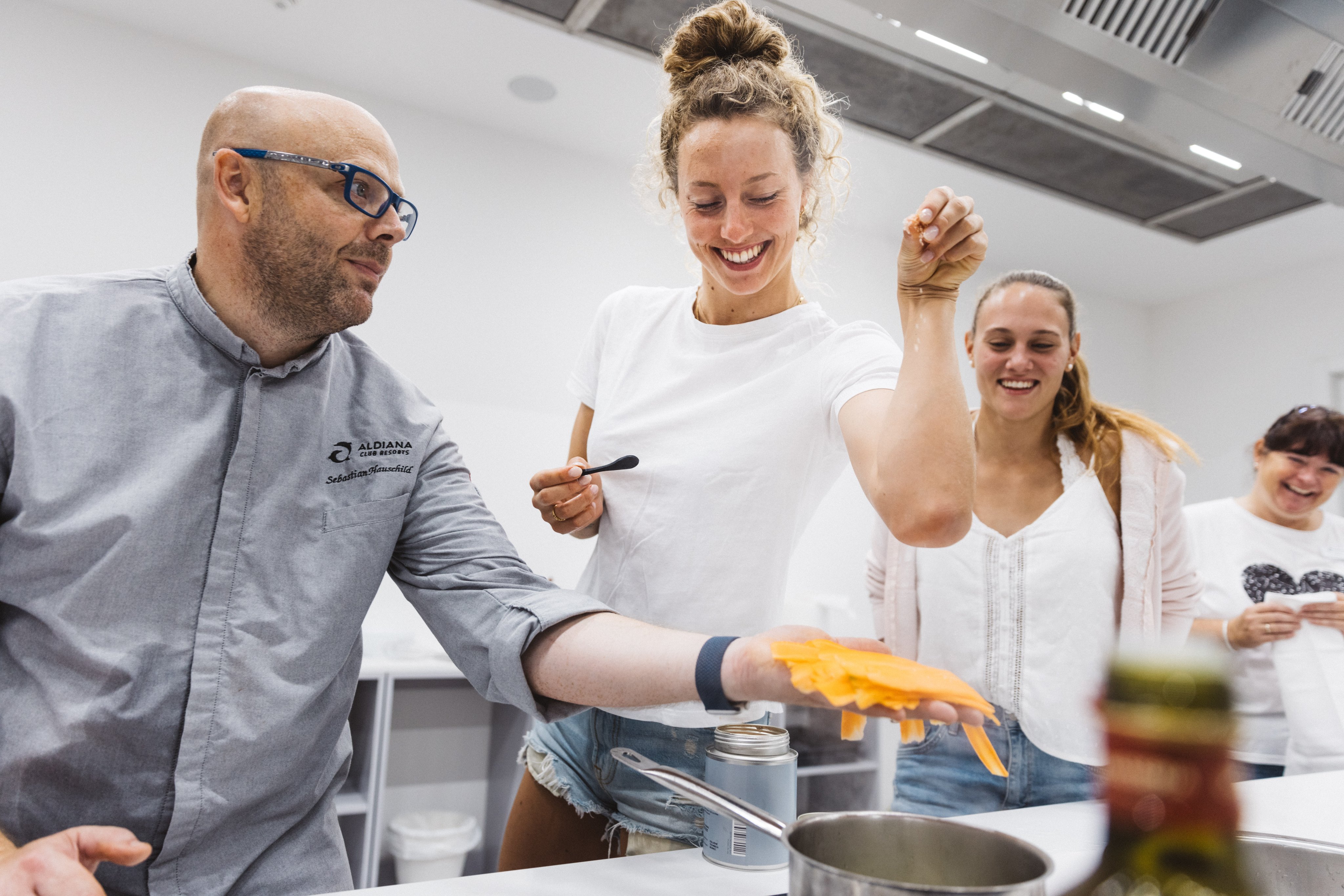 Ein Mann zeigt beim Kochkurs für Gäste von Aldiana, einem Premium Cluburlaub Anbieter
