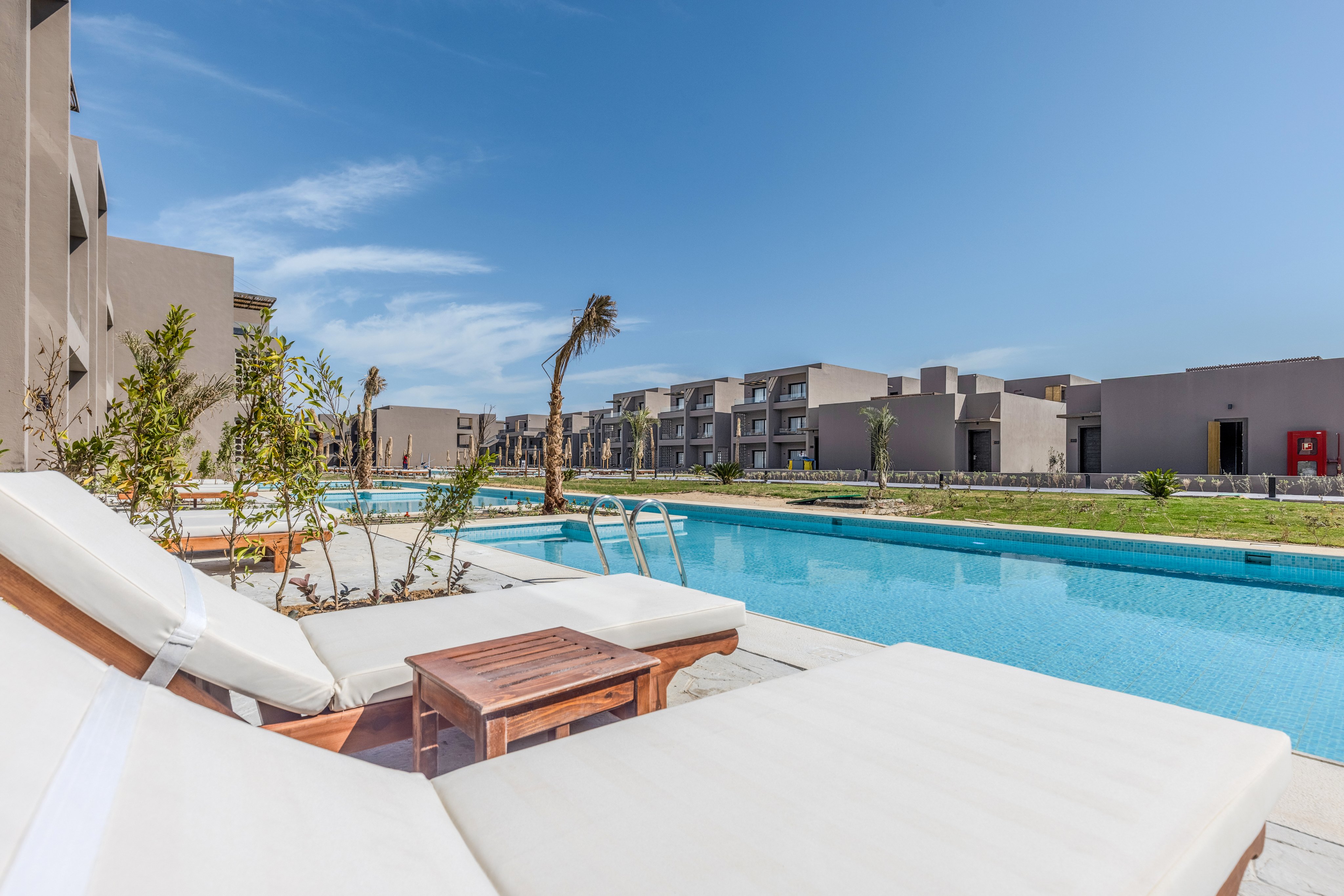 Entspannung am Pool bei Aldiana, sonnige Lage, Komfort für Gäste auf Urlaub.