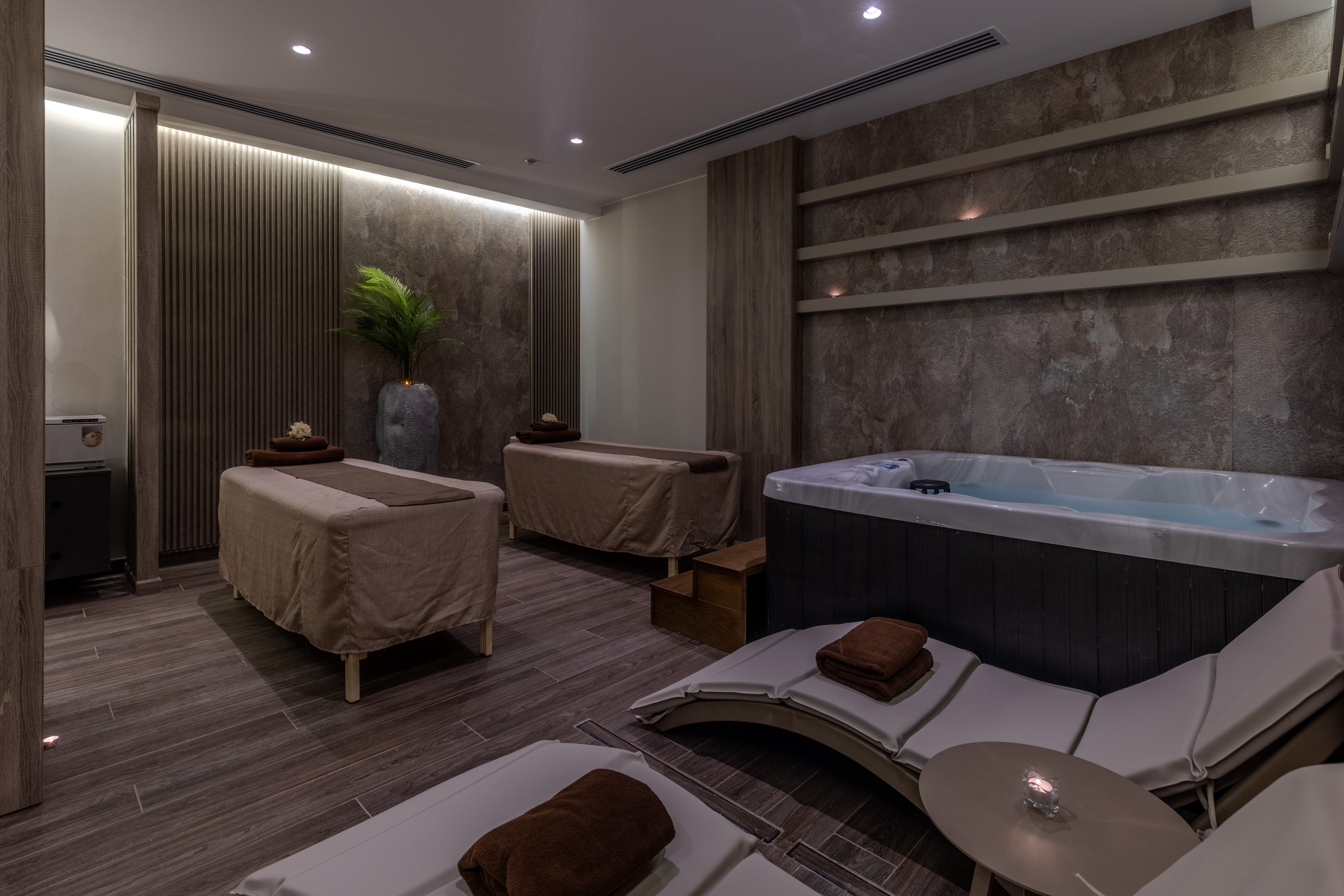 Luxuriöse Hotelzimmer mit bequemen Betten und modernen Einrichtungen.