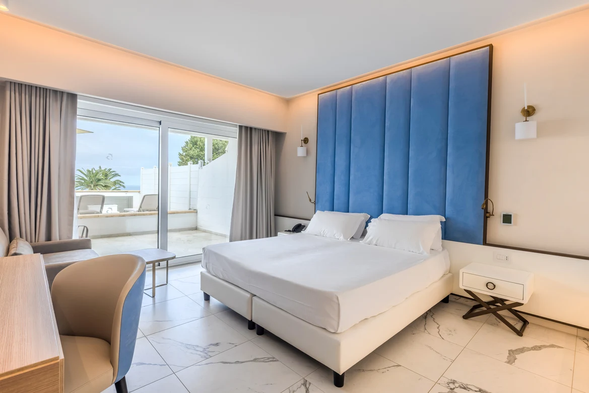 Schlafzimmer im Aldiana Premium Cluburlaub mit komfortvollem Bett und moderner Einrichtung