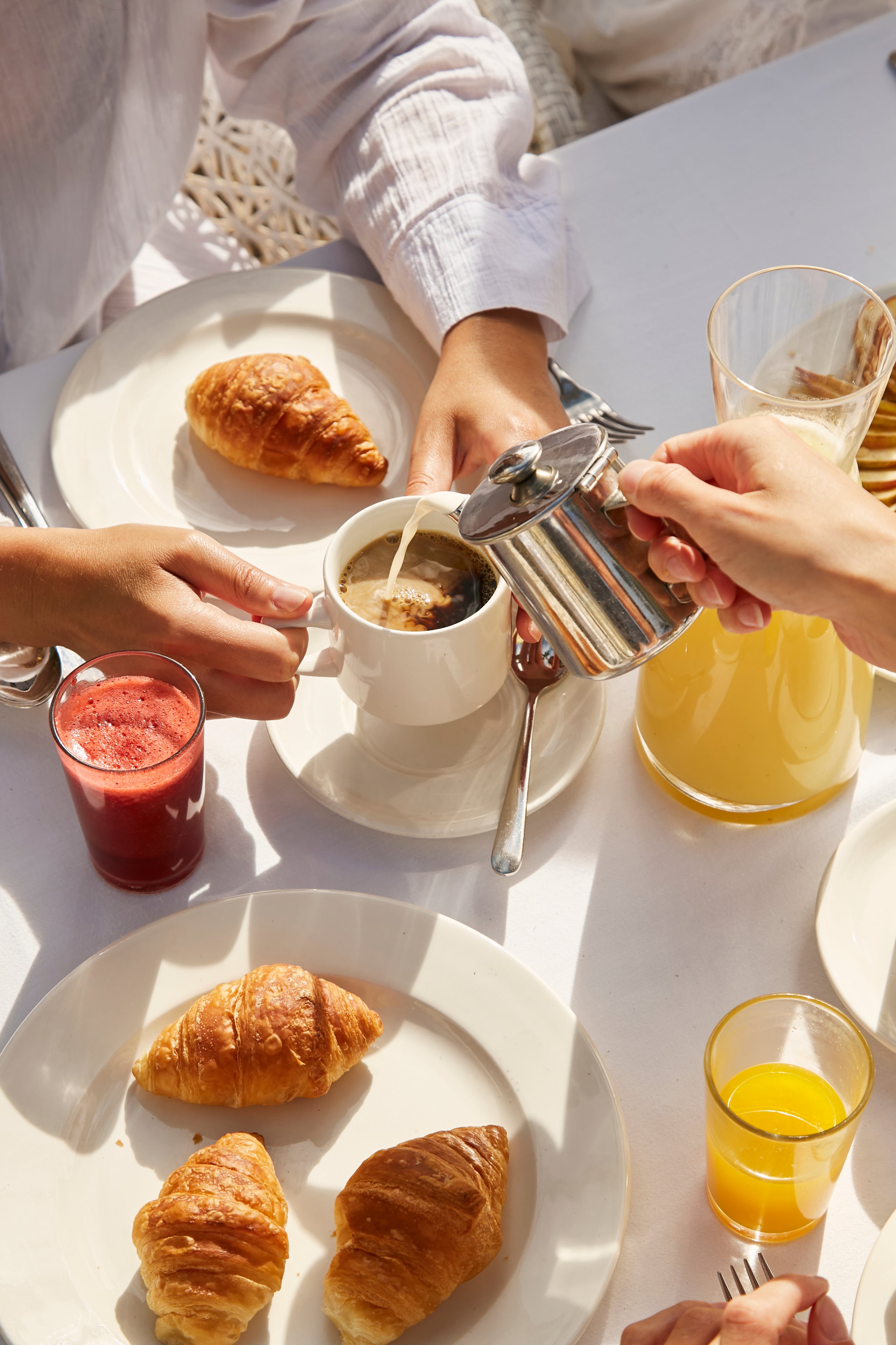 Detailliertes Frühstück in einem Aldiana Premium Club mit Croissants und Kaffee