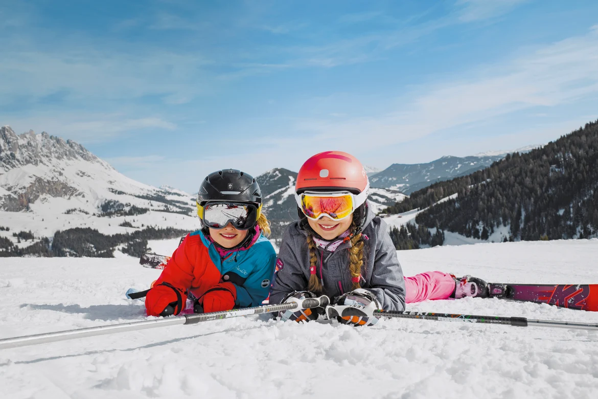 Zwei Kinder beim Skifahren in verschneiter Berglandschaft, Premium Cluburlaub bei Aldiana