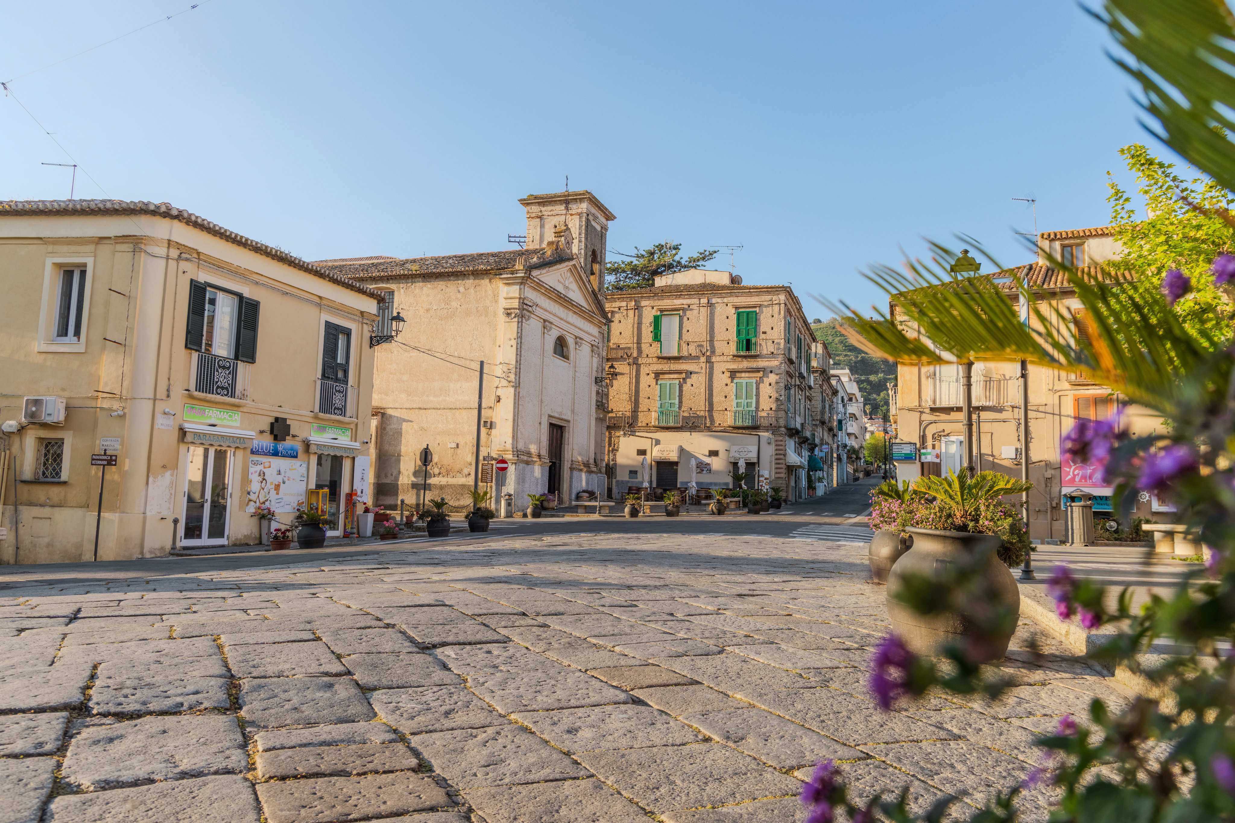 Gemütliches italienisches Dorfbild mit alten Gebäuden und blühenden Pflanzen, ideal für Premium Urlaube