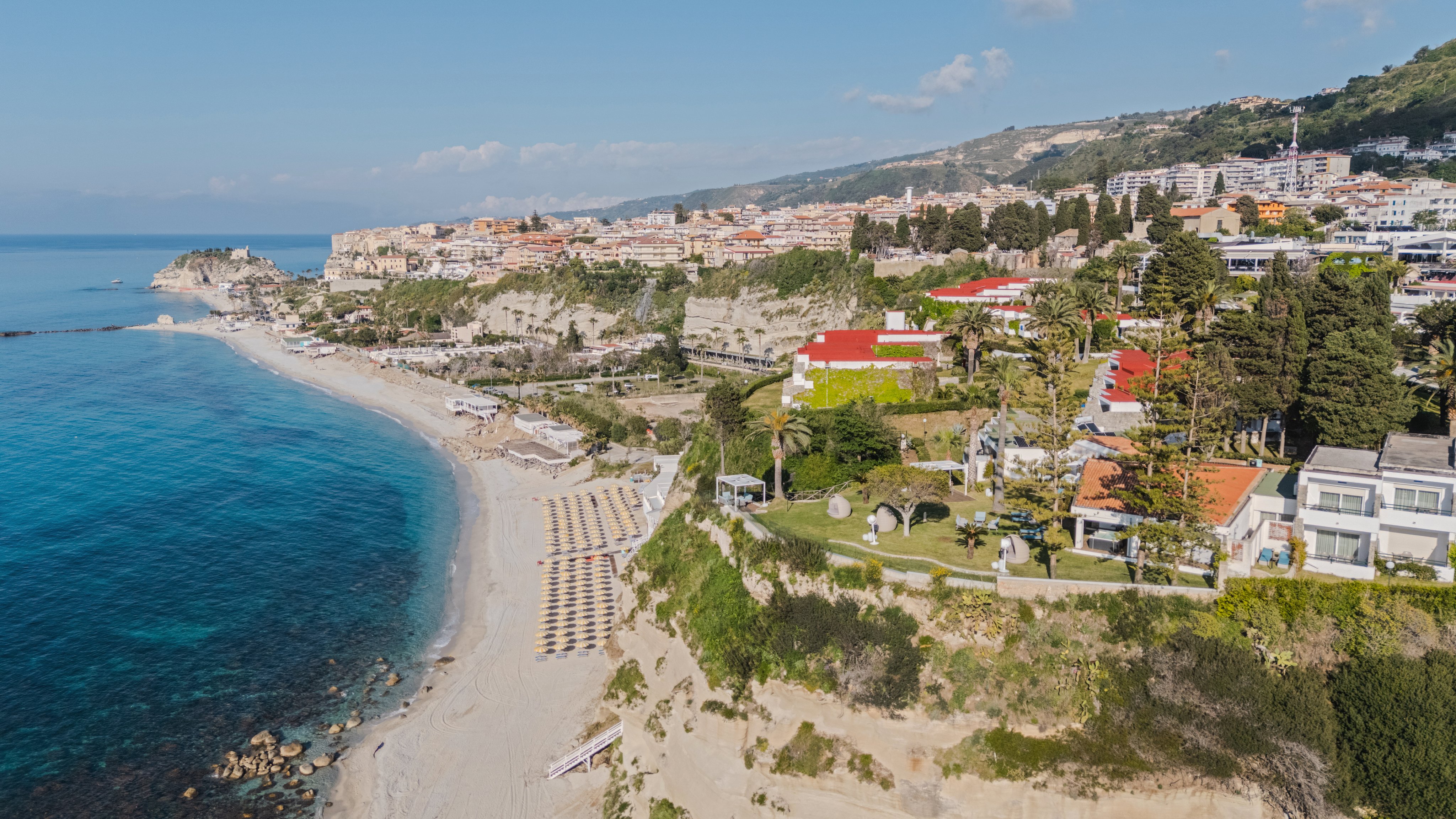 Feiner Sandstrand und Luxushäuser am Meer bei Aldiana Premium Cluburlaub in Italien