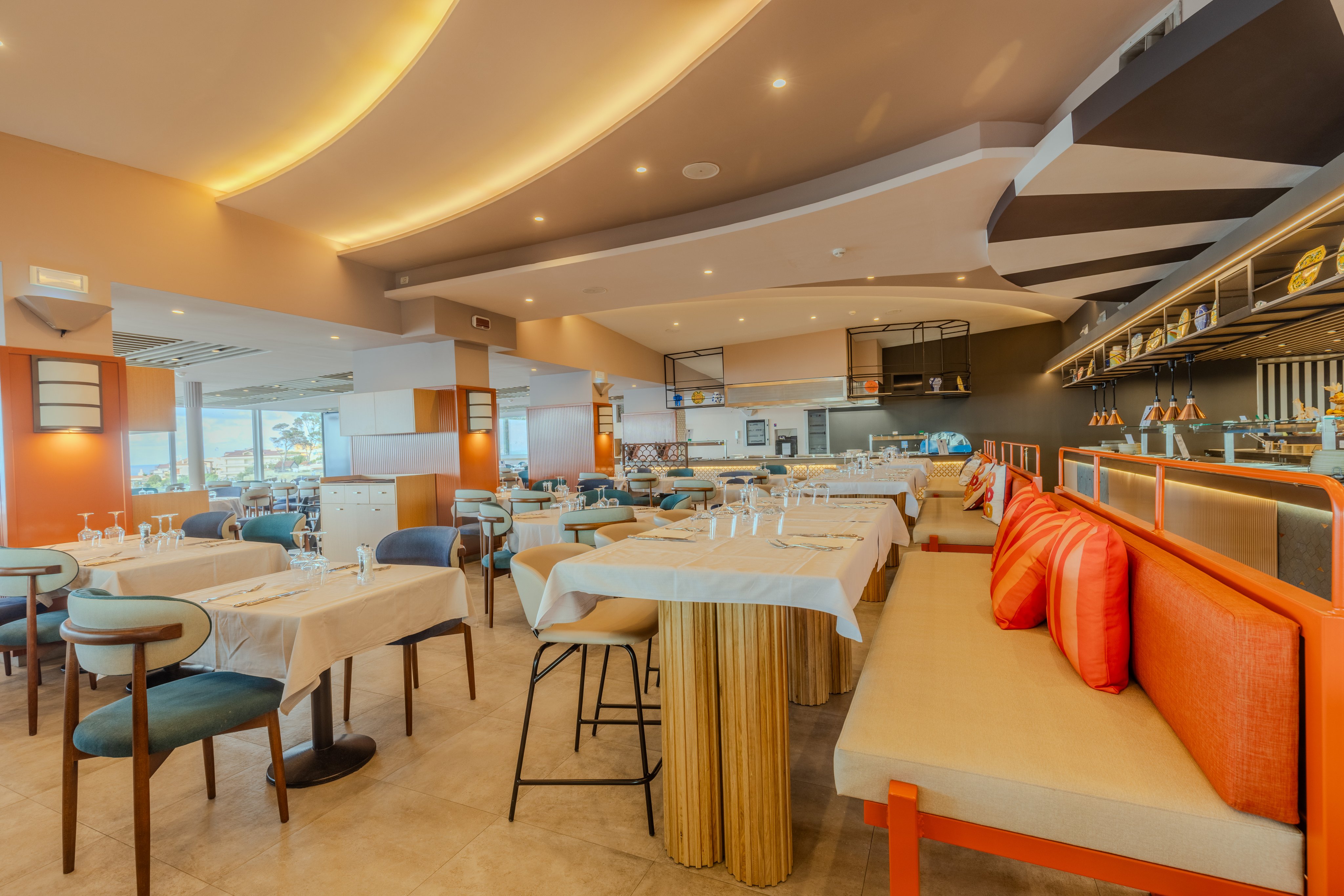 Innenraum eines Premium Cluburlaubsrestaurants bei Aldiana, modern eingerichtet