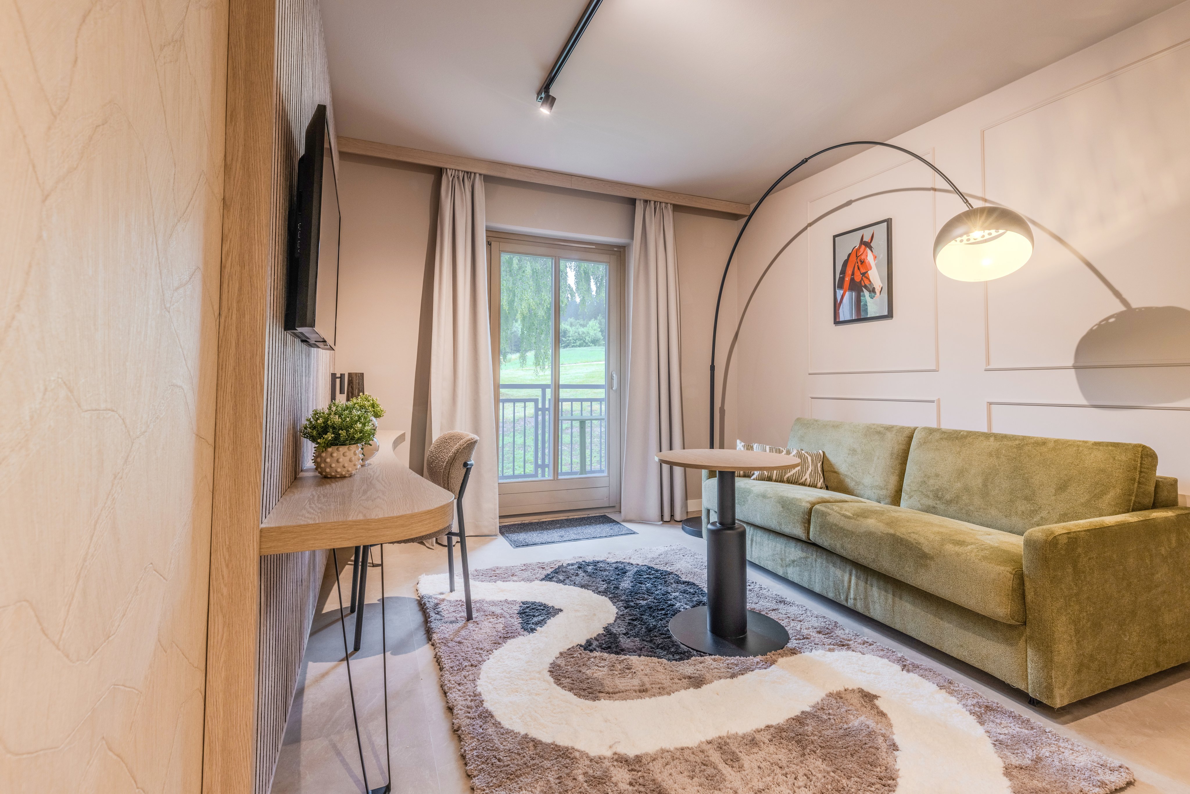 Gemütliches Hotelzimmer bei Aldiana mit Sofa, Tisch, Fenster und TV für Premium Cluburlaub