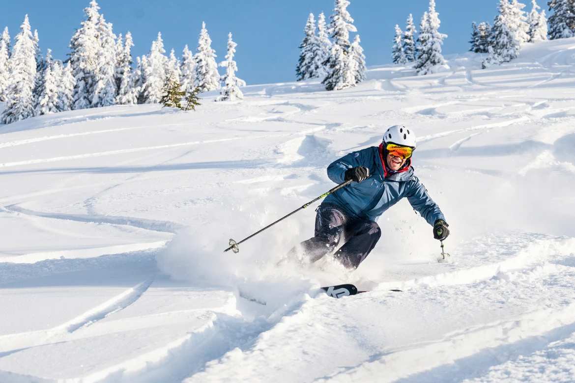 Skifahrer auf verschneiter Piste bei Aldiana, Premium Cluburlaub in winterlicher Umgebung