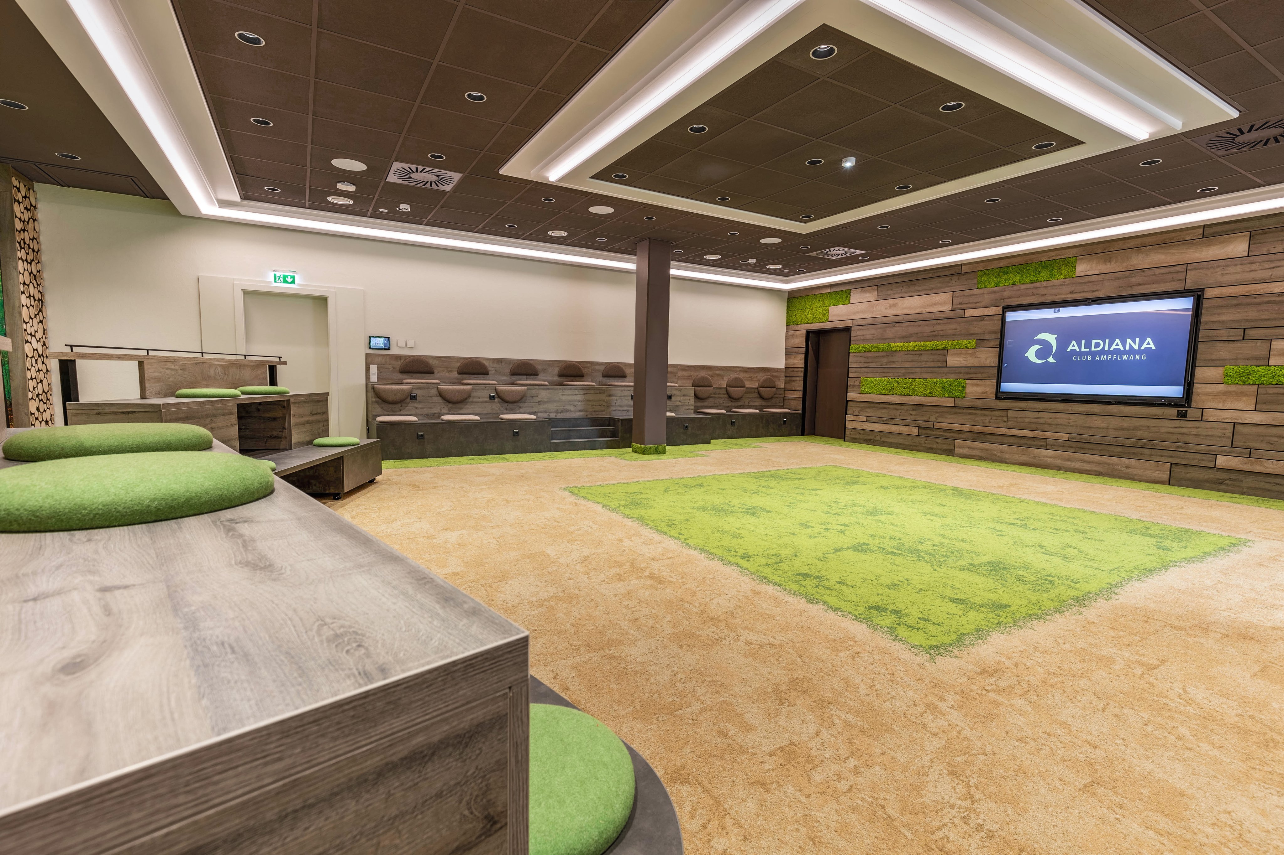 Modernes Lounge-Sitzbereich bei Aldiana in warmem Licht, komfortabel und einladend