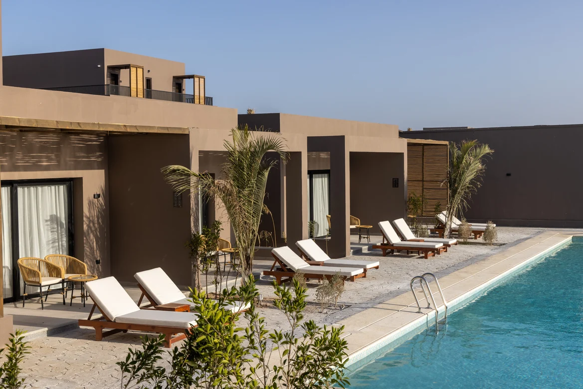 SwimUp Zimmer Terassen mit Liegen und Pool