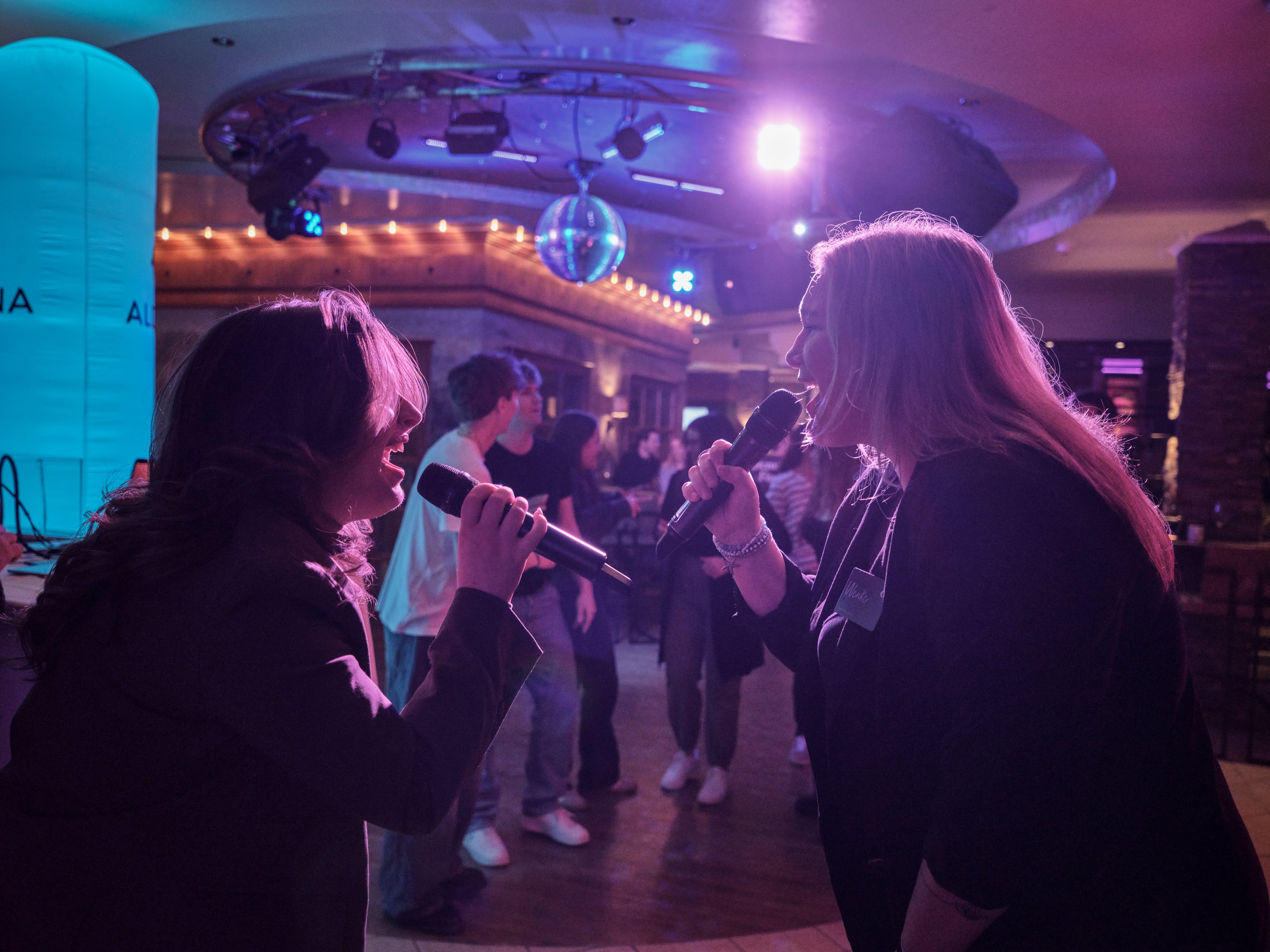Zwei Frauen beim Karaoke in einem Aldiana Premium Cluburlaub, Geselligkeit und Unterhaltung