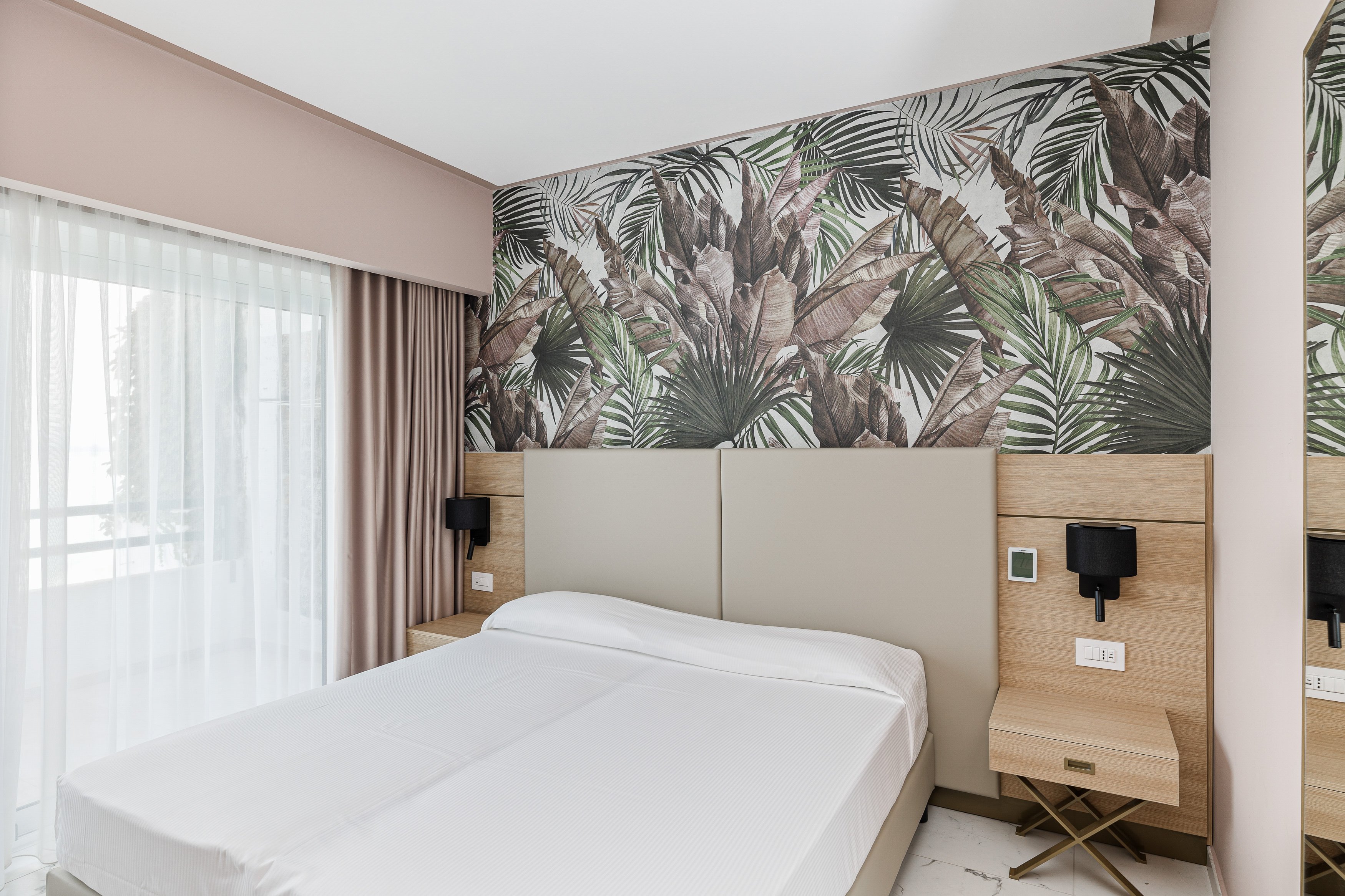 Stimmungsvoller Hotelzimmerraum bei Aldiana mit modernem Design und tropischer Wanddekoration