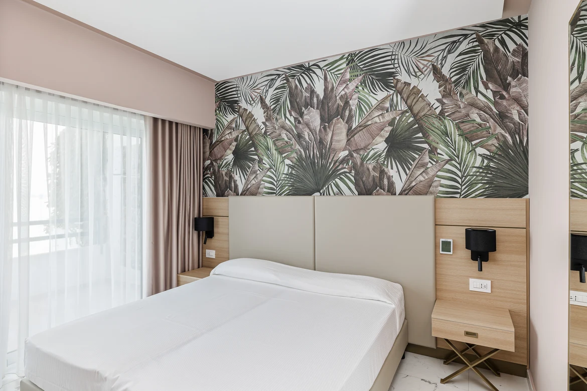Stimmungsvoller Hotelzimmerraum bei Aldiana mit modernem Design und tropischer Wanddekoration
