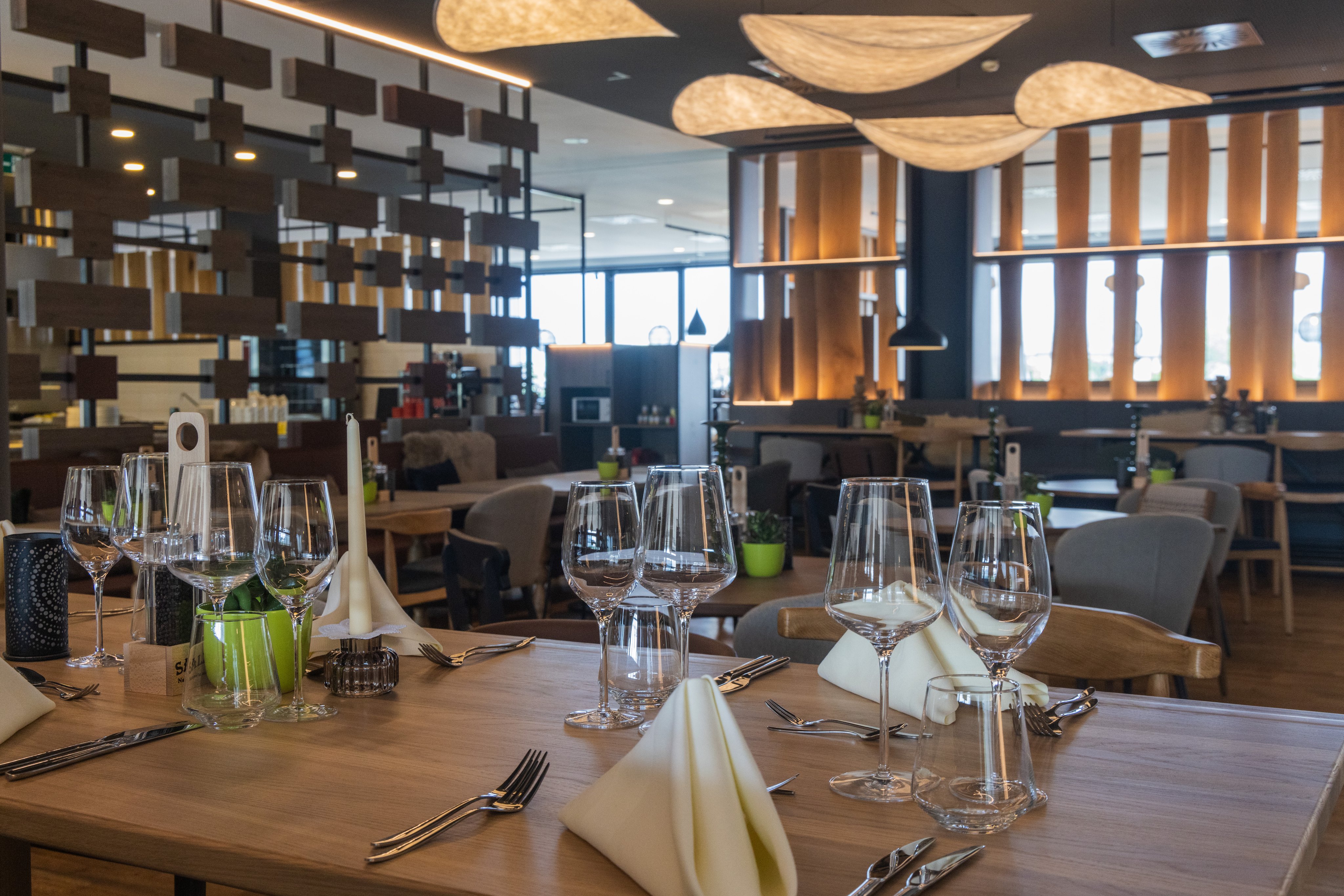 Eleganter Restaurantbereich bei Aldiana mit schön gedecktem Tisch und Kerzenbeleuchtung