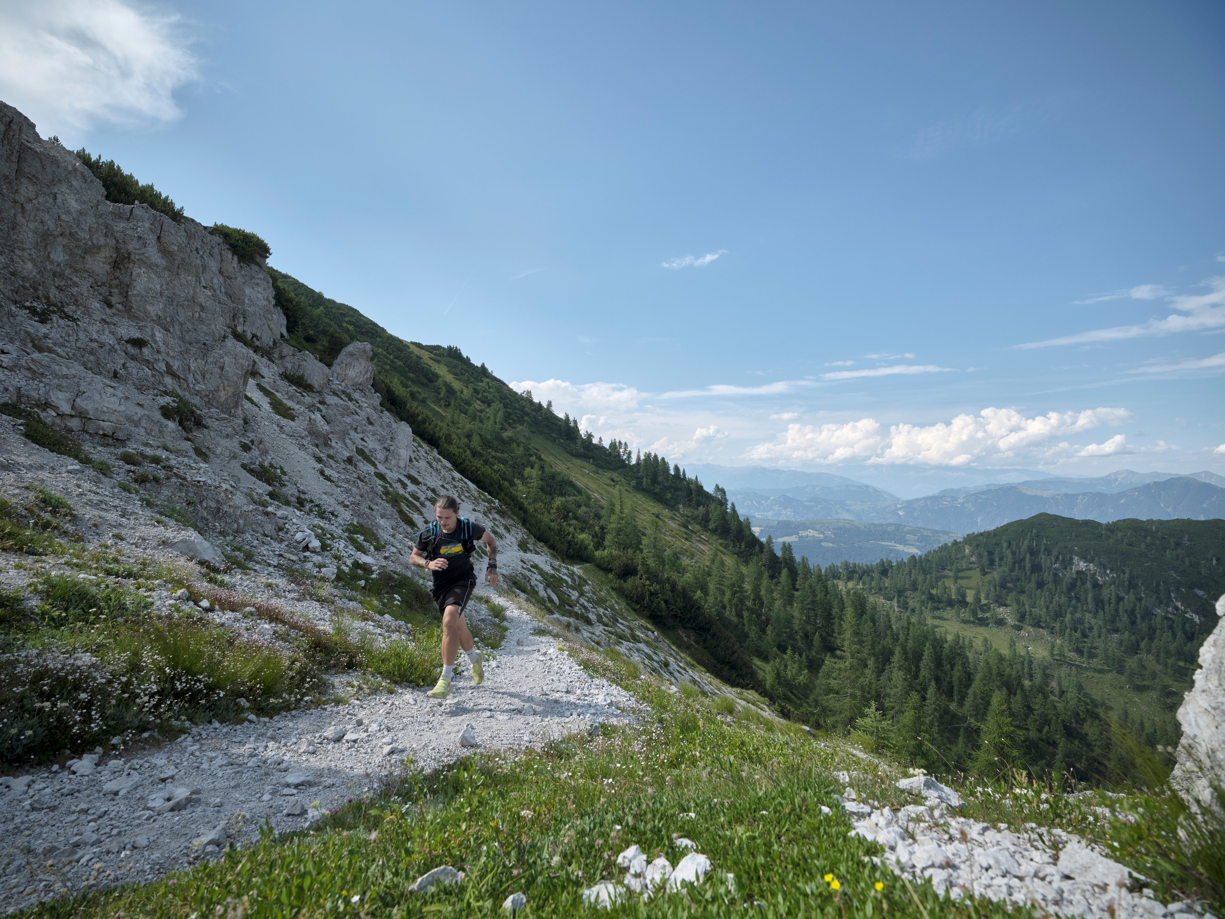 Alt-Text: Läufer auf wandernder Bergpfad im Aldiana Premium Cluburlaub inmitten unberührter Natur
