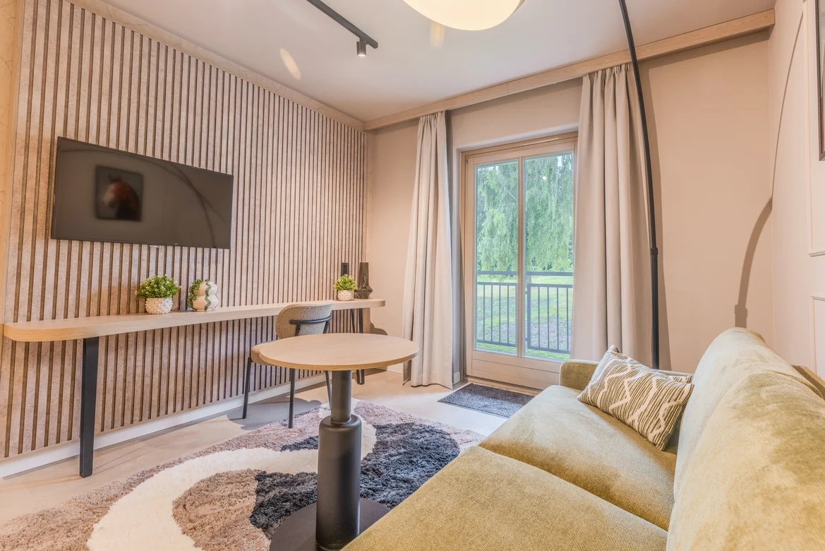 Gemütliches Hotelzimmer mit Sofa und Balkon bei Aldiana, Anbieter für Premium Cluburlaub