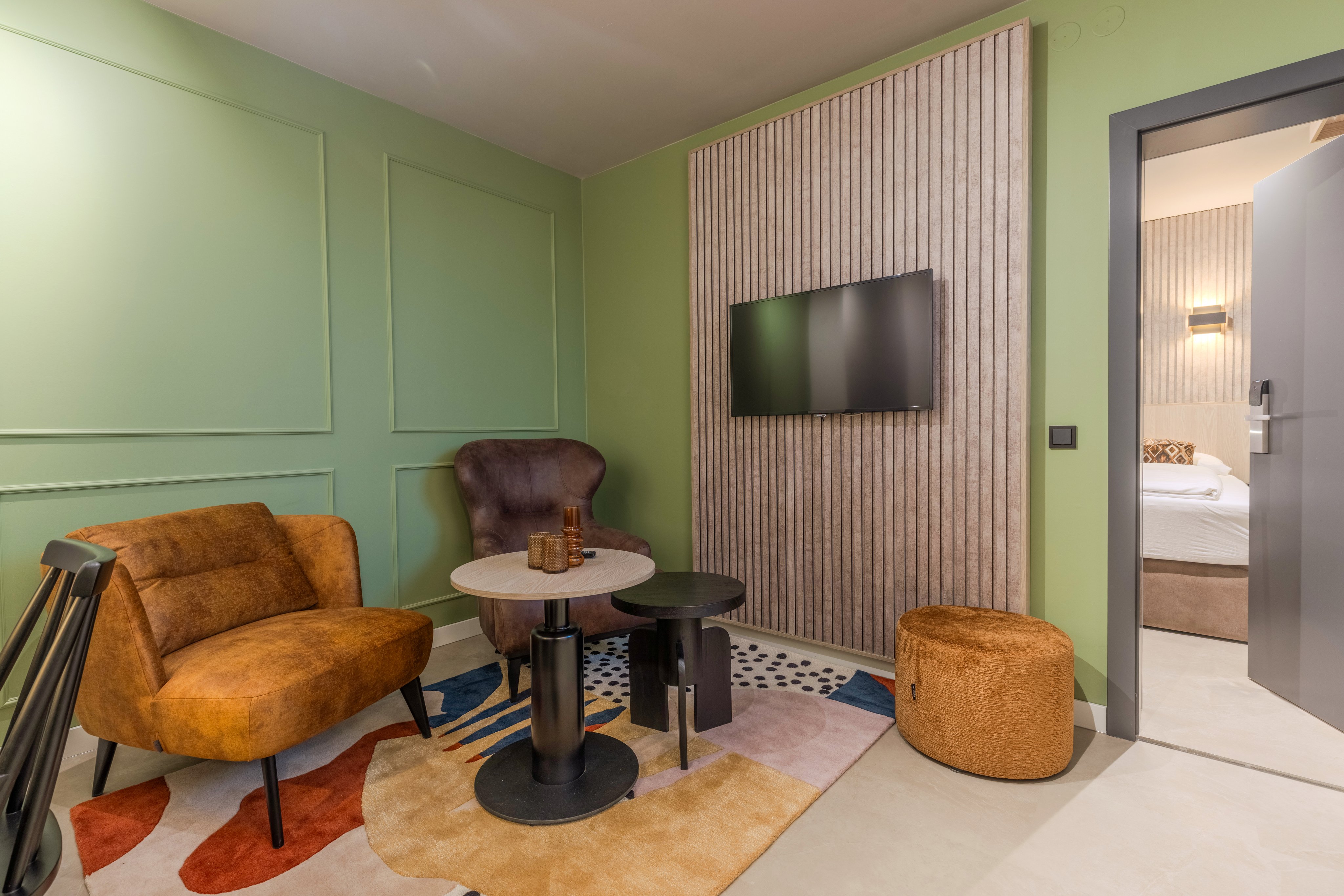 Der Eingangsbereich der Suite in grün und Eiche.