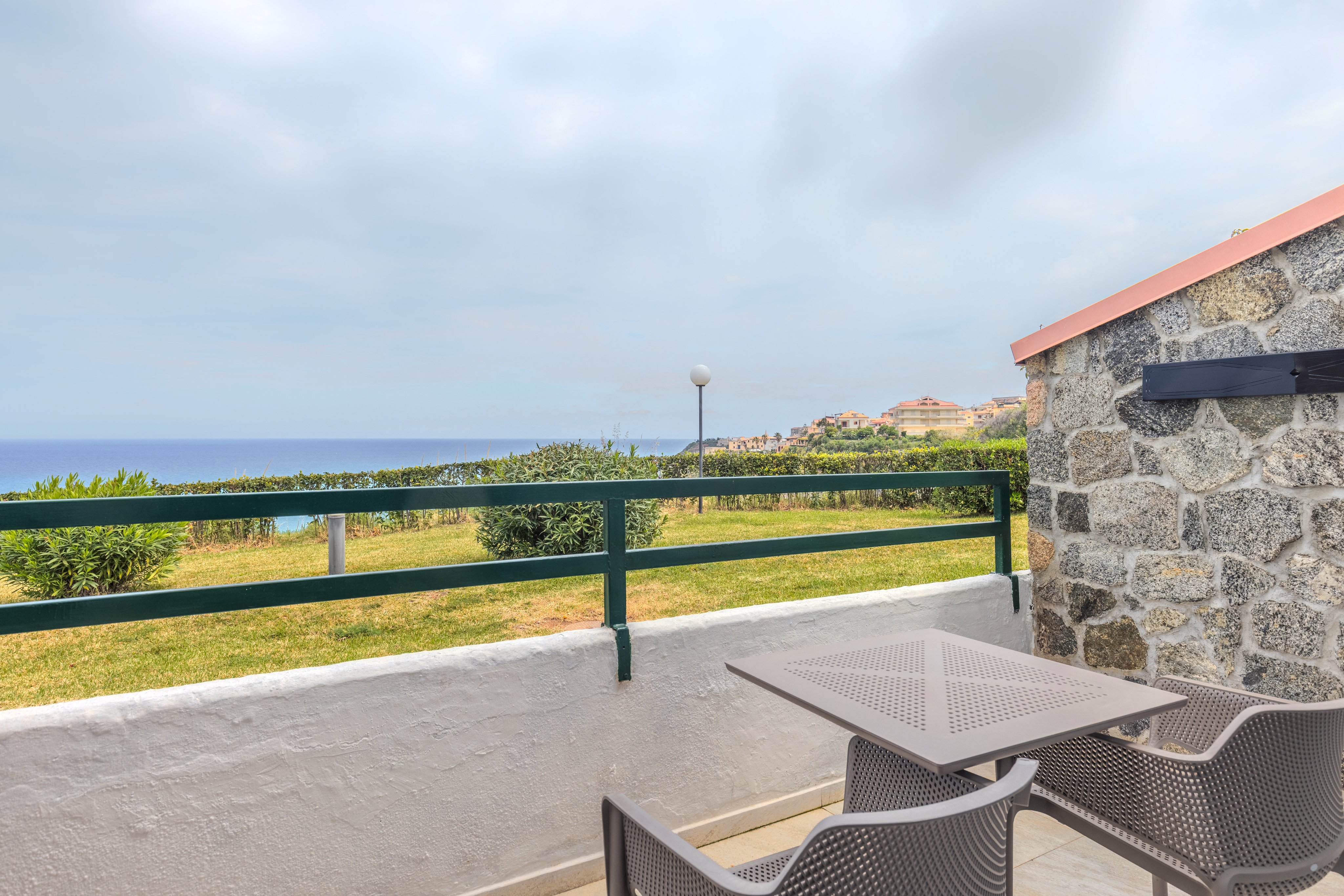 Blick auf Meer und Landschaft von Aldiana Premium Cluburlaub Terrasse mit Sitzgelegenheit