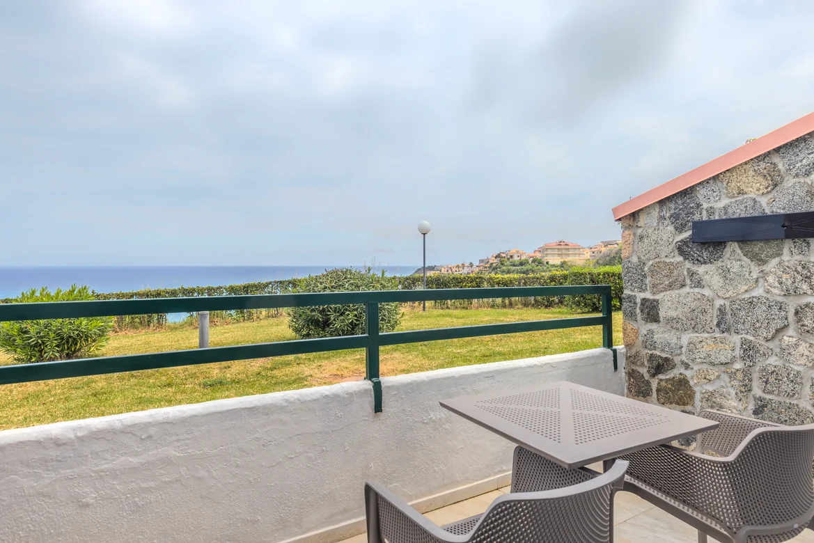 Blick auf Meer und Landschaft von Aldiana Premium Cluburlaub Terrasse mit Sitzgelegenheit
