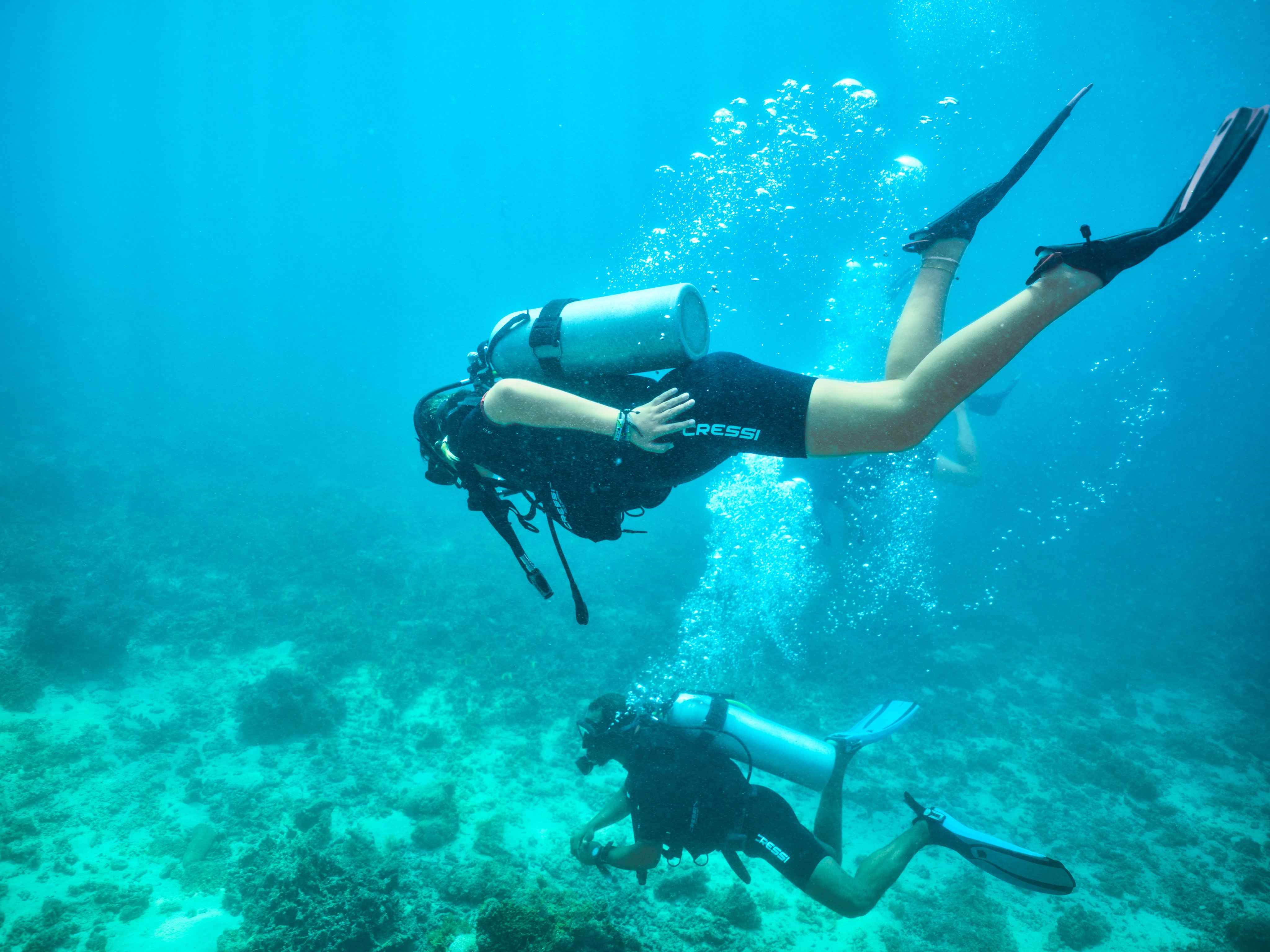 Taucher im blauen Meer bei Aldiana, Premium Cluburlaub mit Wassersportaktivitäten