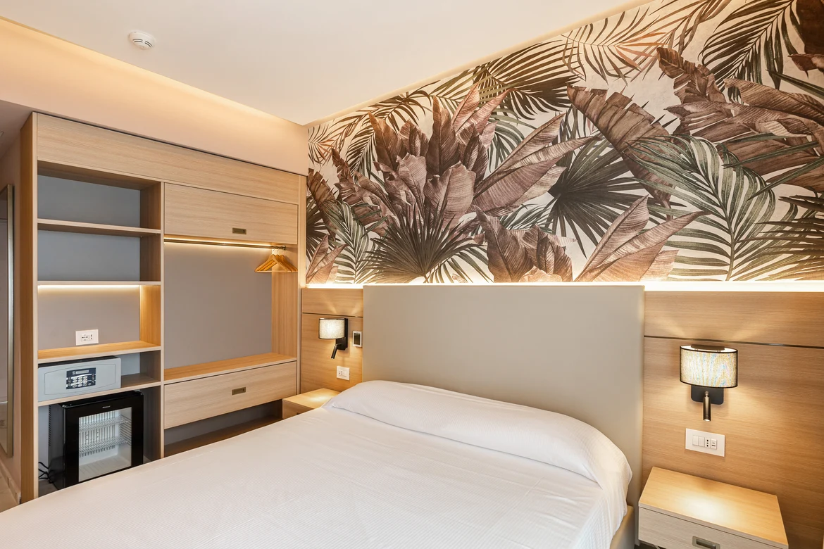 Doppelzimmer im Premium Cluburlaub bei Aldiana mit moderner Einrichtung und tropischem Wandbild