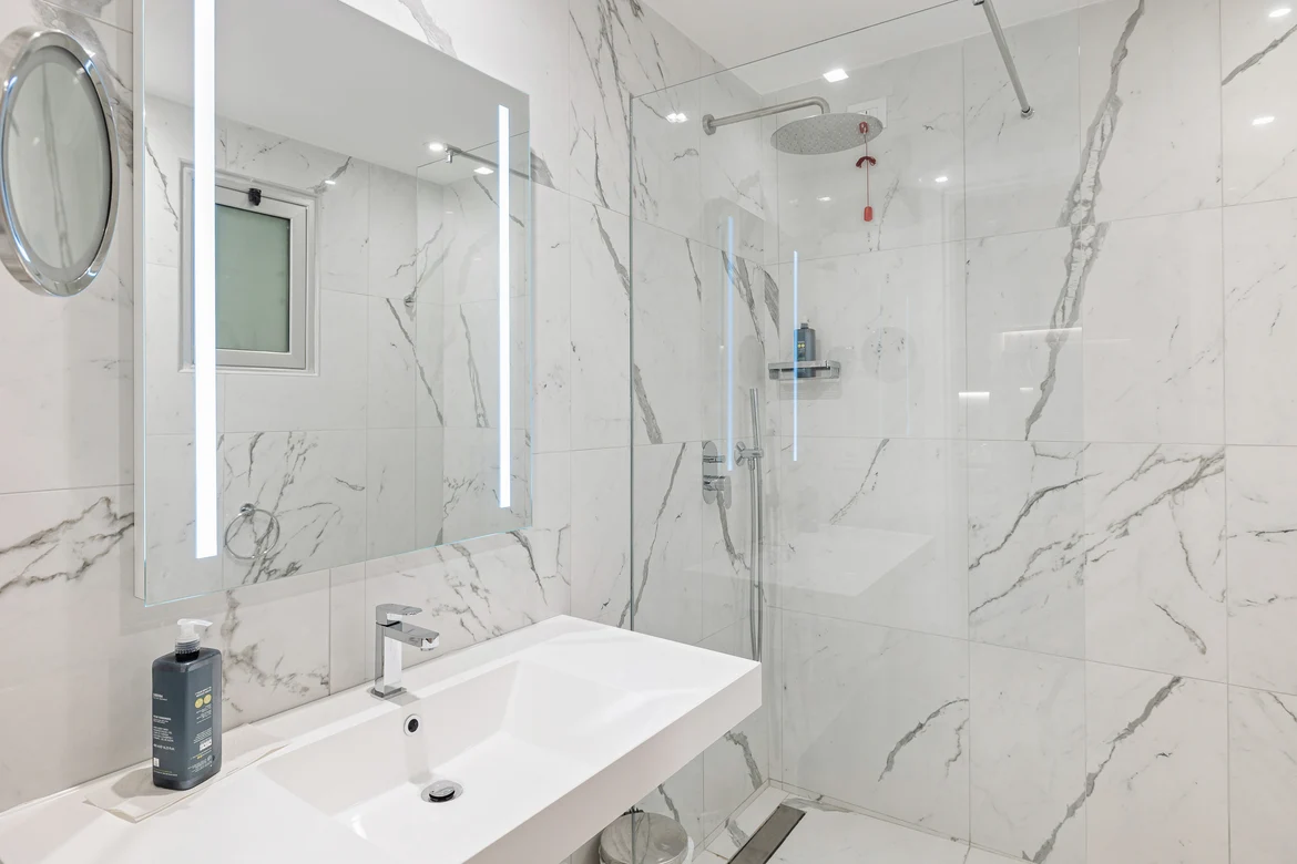 Eine moderne hochwertige Badezimmeransicht eines Aldiana Premium Cluburlaubs