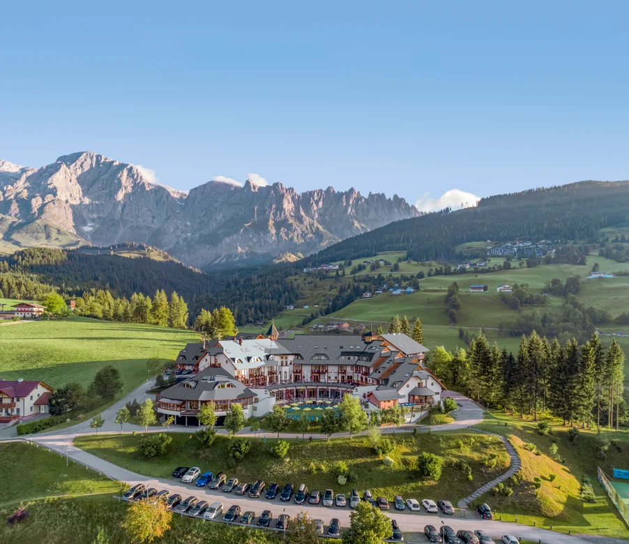 Drohnenaufnahme vom Club mit Bergen im Hintergrund