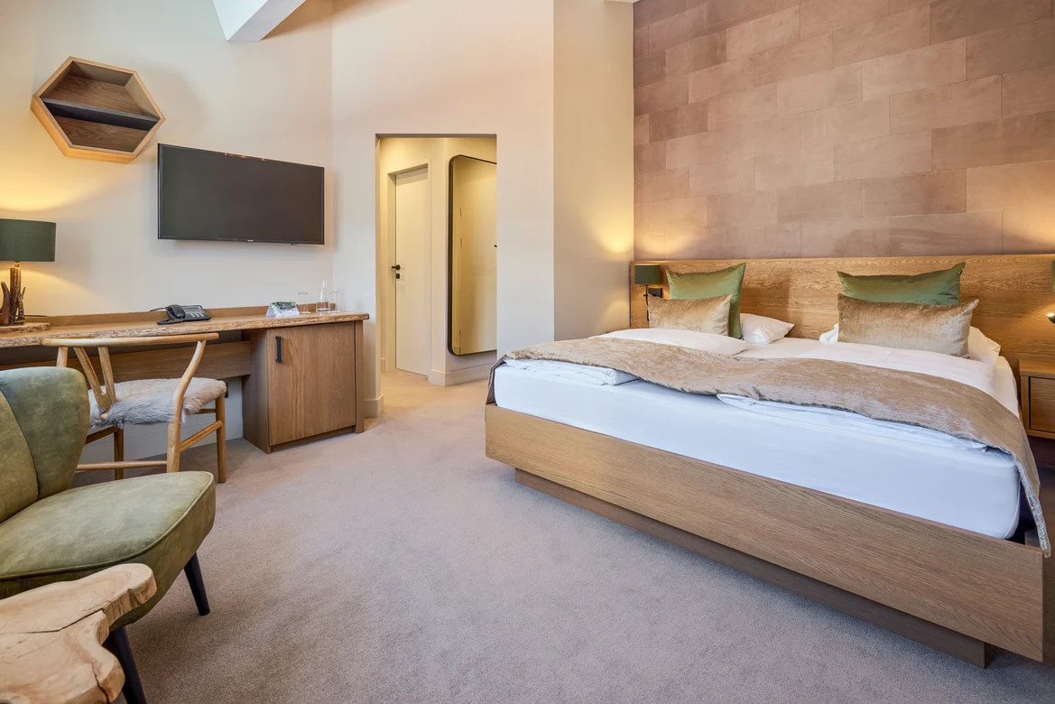 Elegantes Schlafzimmer im Premium Cluburlaub bei Aldiana mit gemütlichem Bett und modernem Design