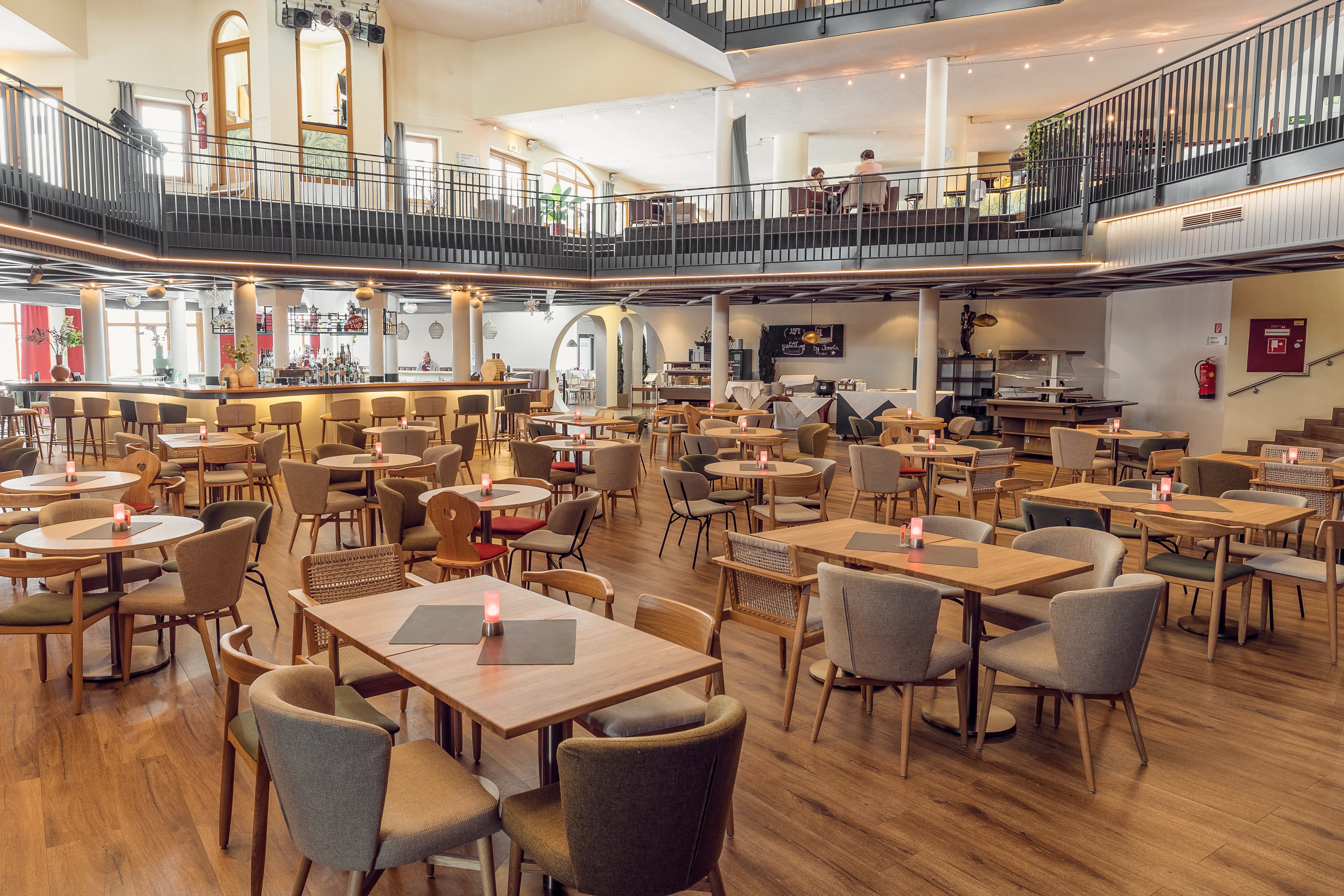 Innenraum eines Aldiana Premium Clubrestaurants mit Tischen und bequemen Stühlen