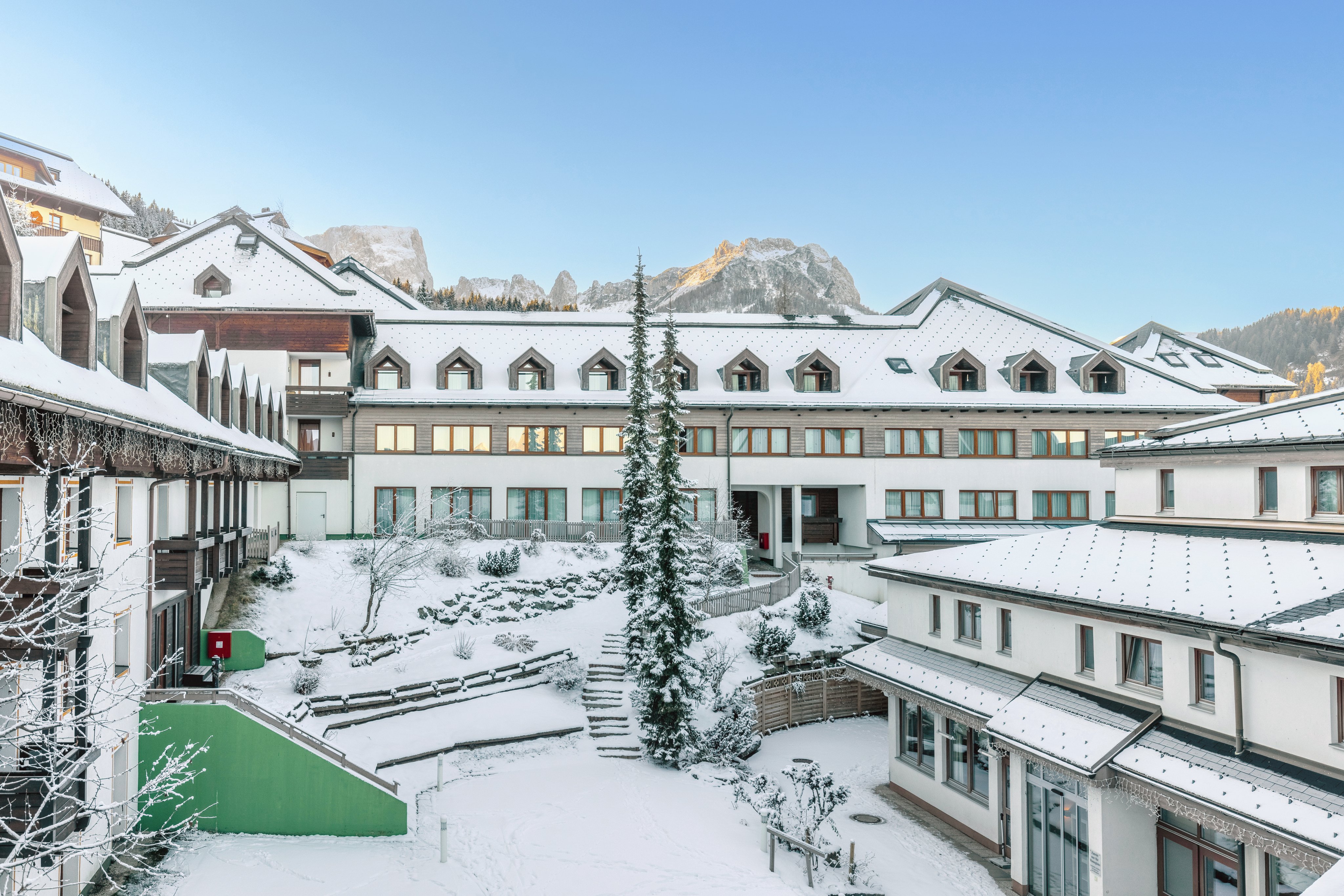 Elegantes Hotel im verschneiten Bergdorf, ideal für Premium Cluburlaub von Aldiana