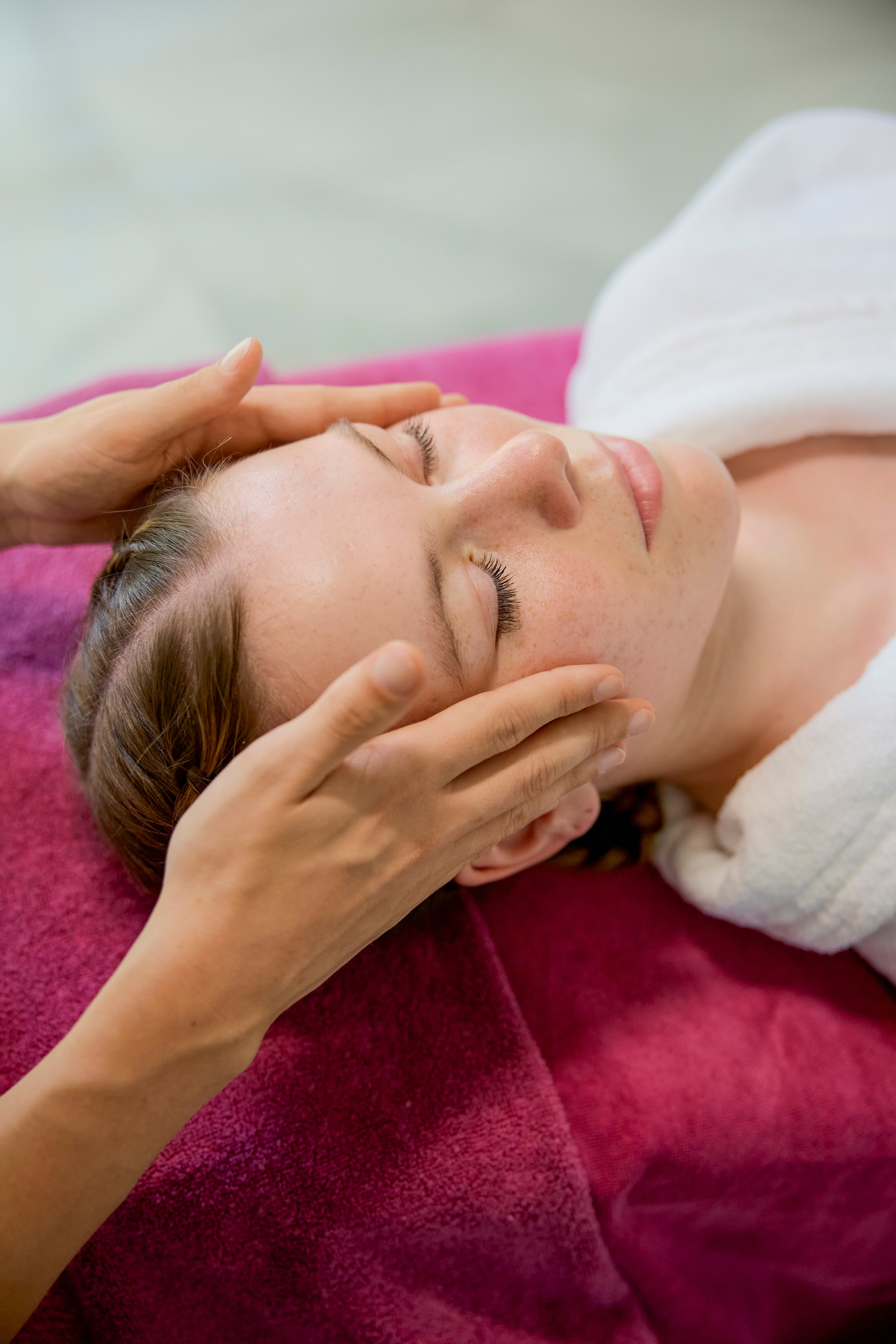 Eine Person erhält eine Kopfmassage bei einem Premium Cluburlaub von Aldiana