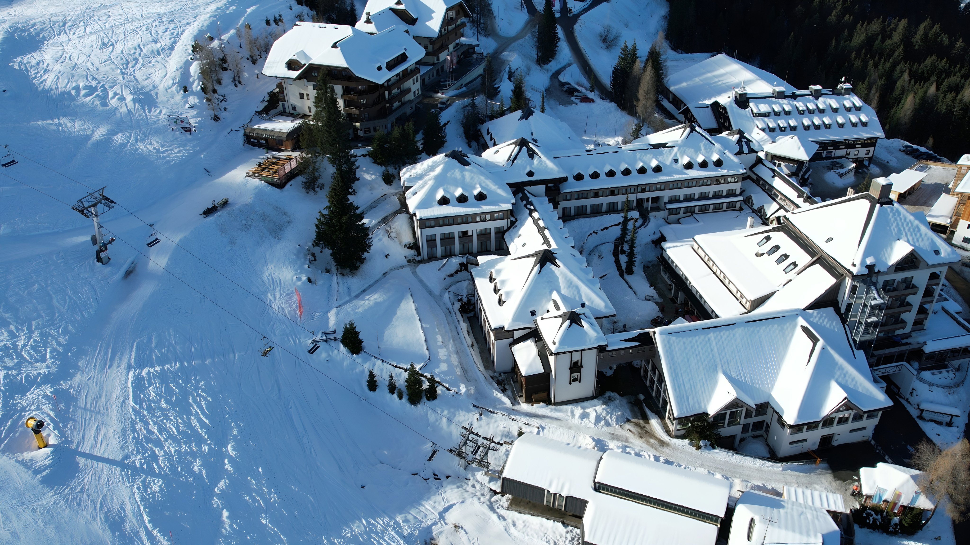 Aldiana Winterclub in verschneiter Berglandschaft, Ski- und Wellnessurlaub, Premium-Clubangebot
