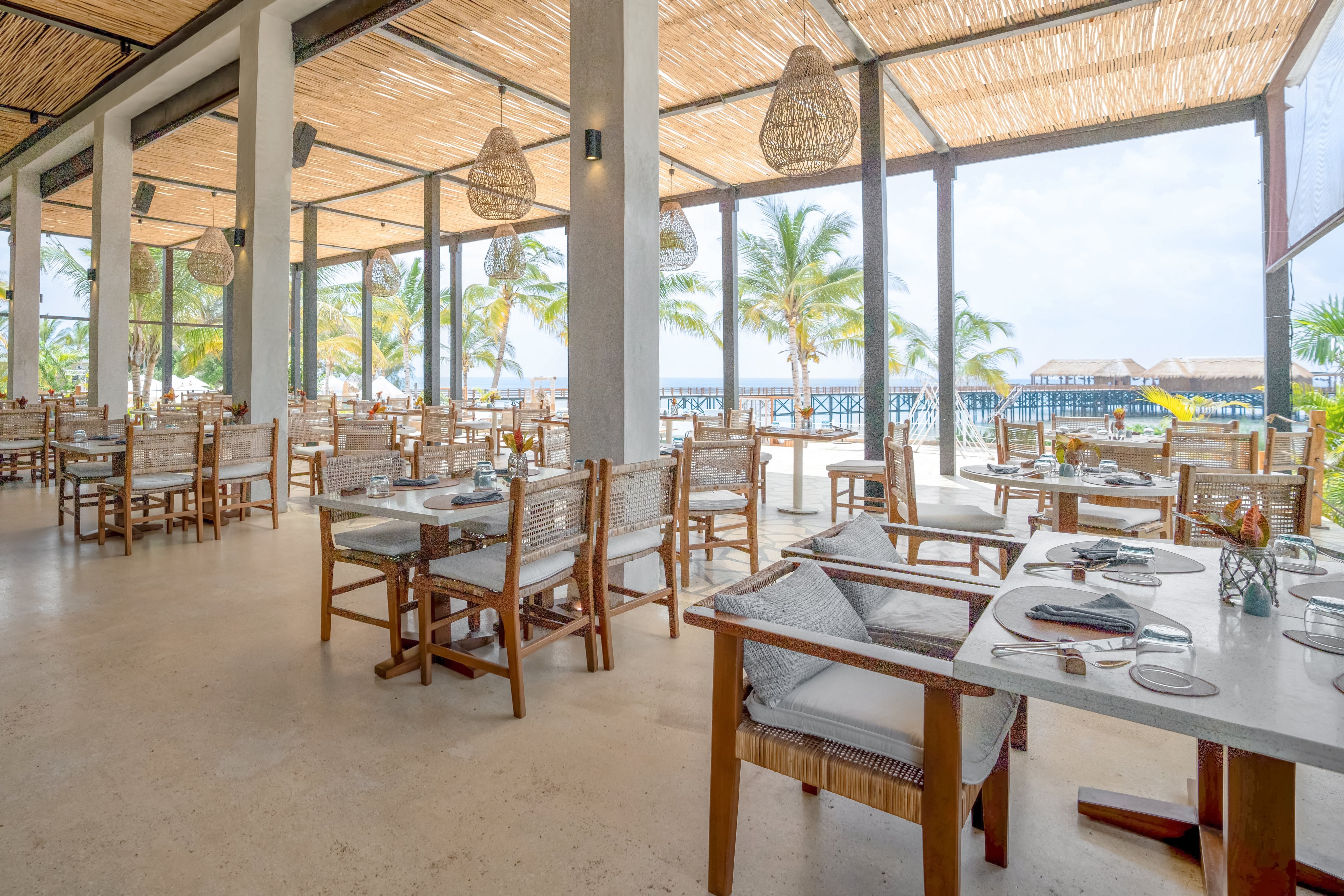 Elegantes, helles Restaurant bei Aldiana mit Holzdekor und Blick auf den Strand