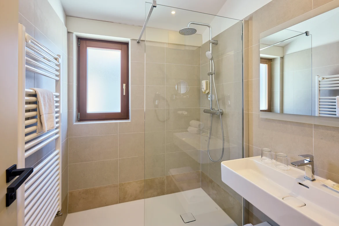 Helles modernes Bad mit Dusche und Fenster bei Aldiana Premium Cluburlaub
