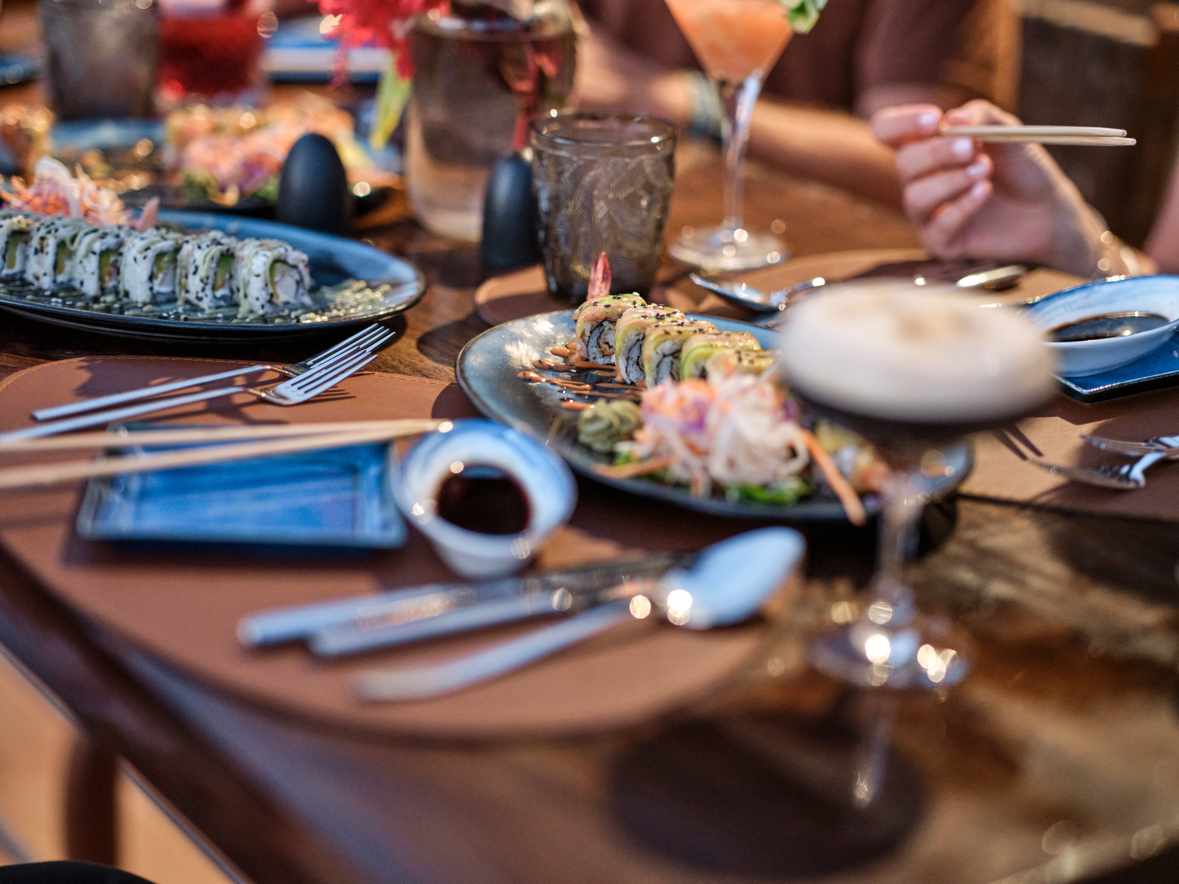 Ein eleganter Esstisch mit Sushi und Getränken bei einem Aldiana Premium Cluburlaub